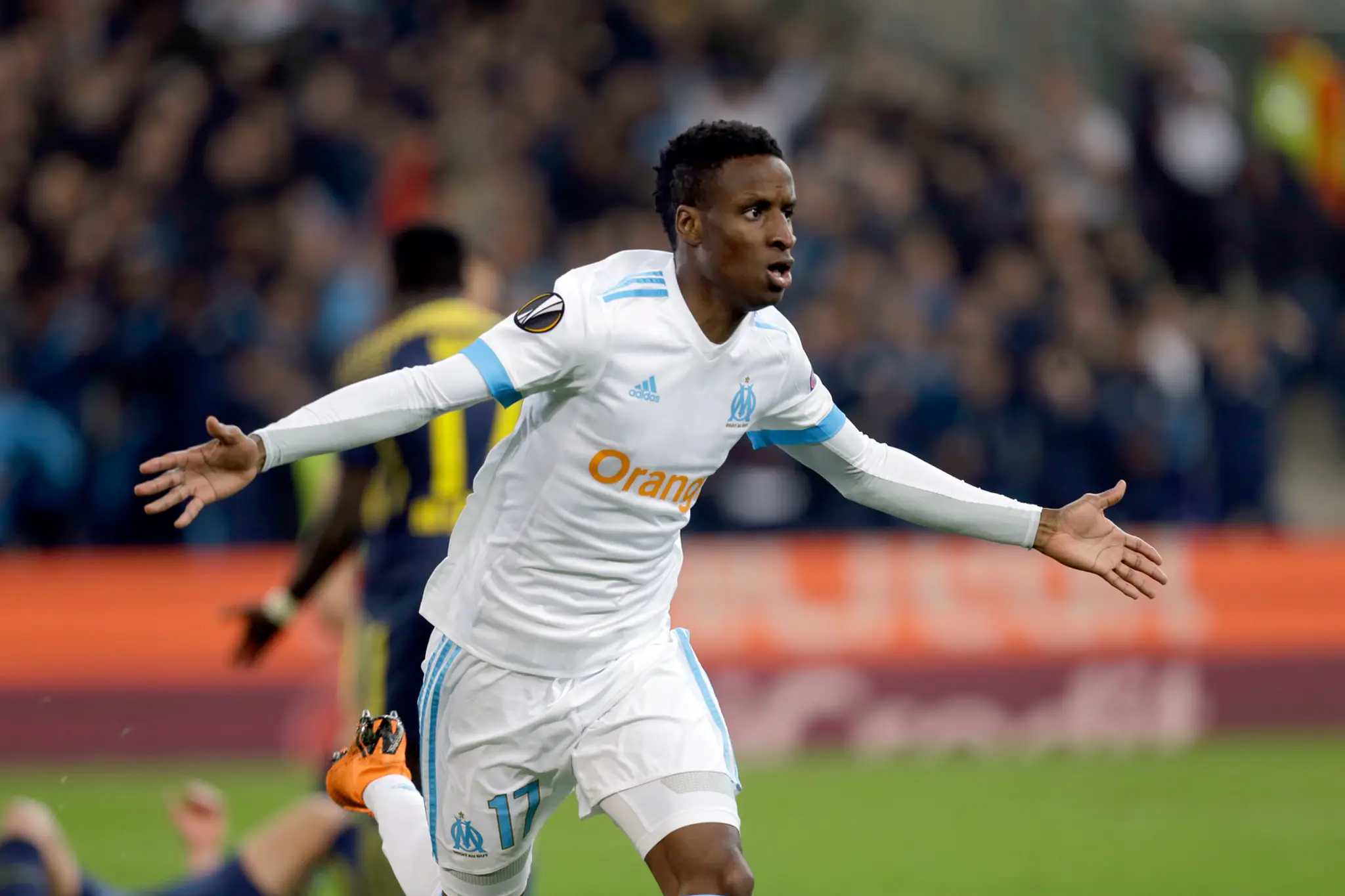 Bouna Sarr z Marseille oslavuje gól vo štvrťfinále Európskej ligy proti Lipsku.
