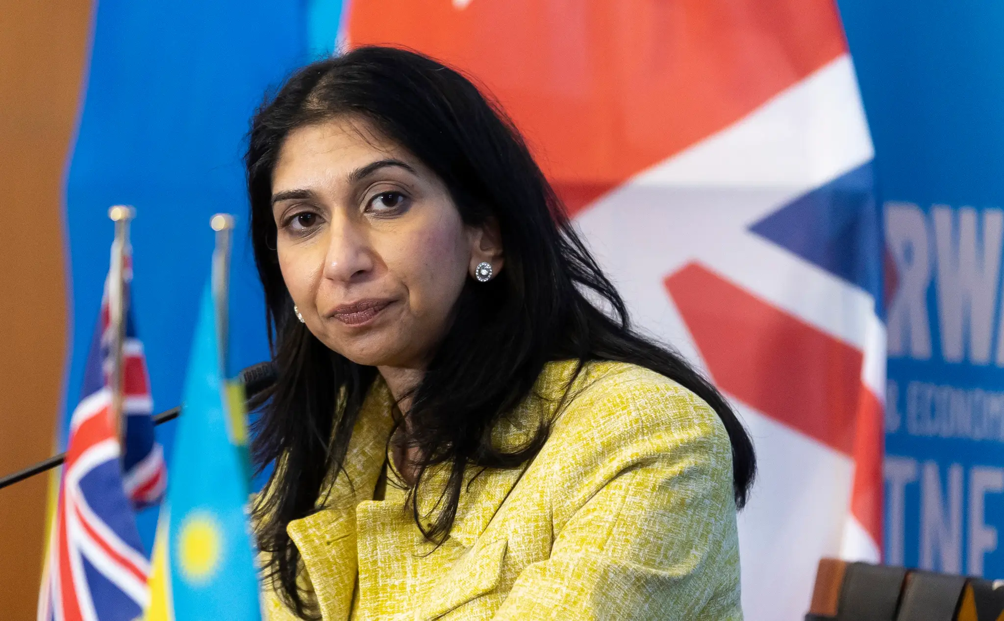 Na archívnej snímke z 18. marca 2023 britská ministerka vnútra Suella Bravermanová počas tlačovej konferencie v rwandskej metropole Kigali.