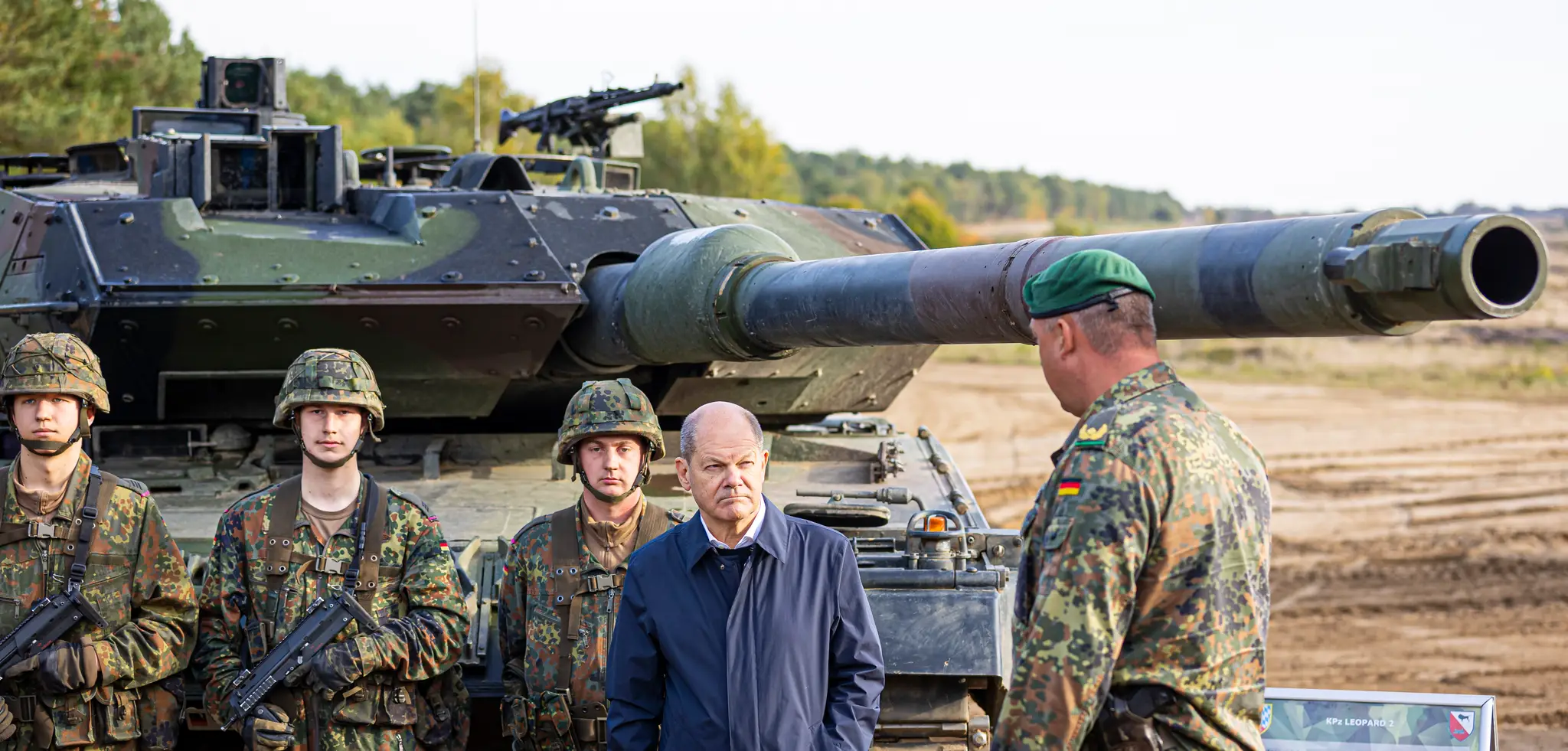 Archívna snímka (17.10.2022) - nemecký kancelár Olaf Scholz a nemeckí vojaci stoja pri tanku Leopard 2 počas vojenského cvičenia v nemeckom Ostenholzi