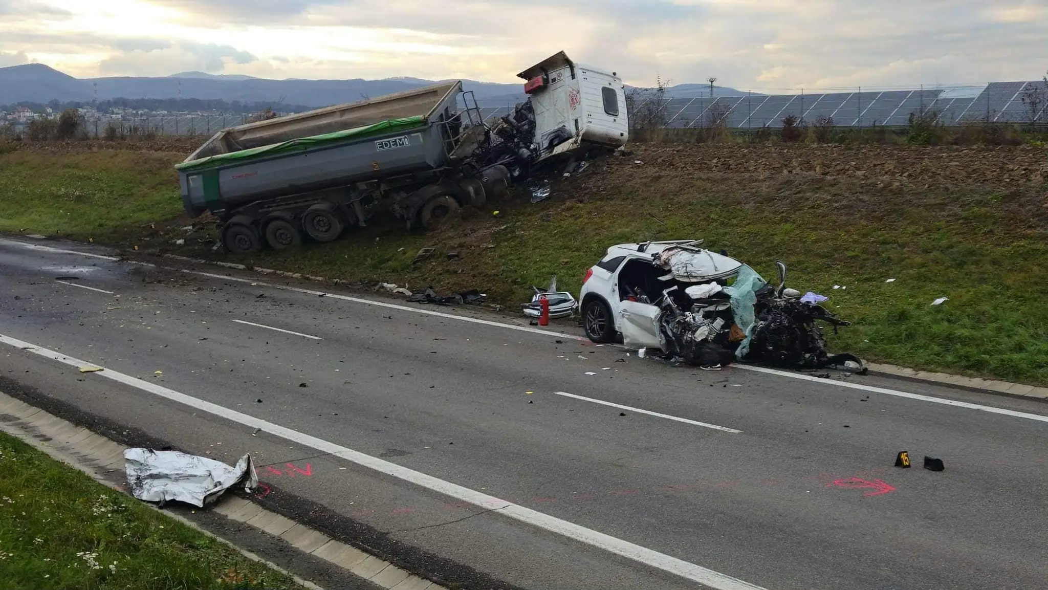 Kamión čelne vrazil do nič netušiacej rodiny v aute