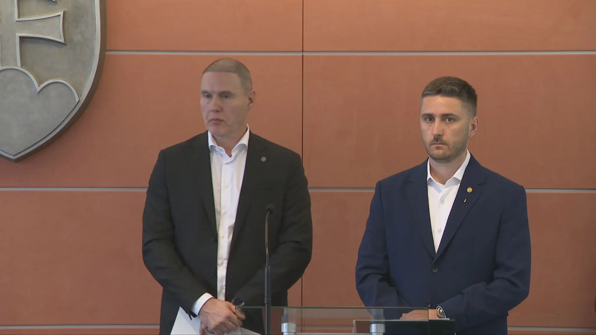  Riaditeľ útvaru inšpekcie Úradu inšpekčnej služby Milan Maškara a vedúci inšpekčného tímu Veritas Juraj Lukáč.  