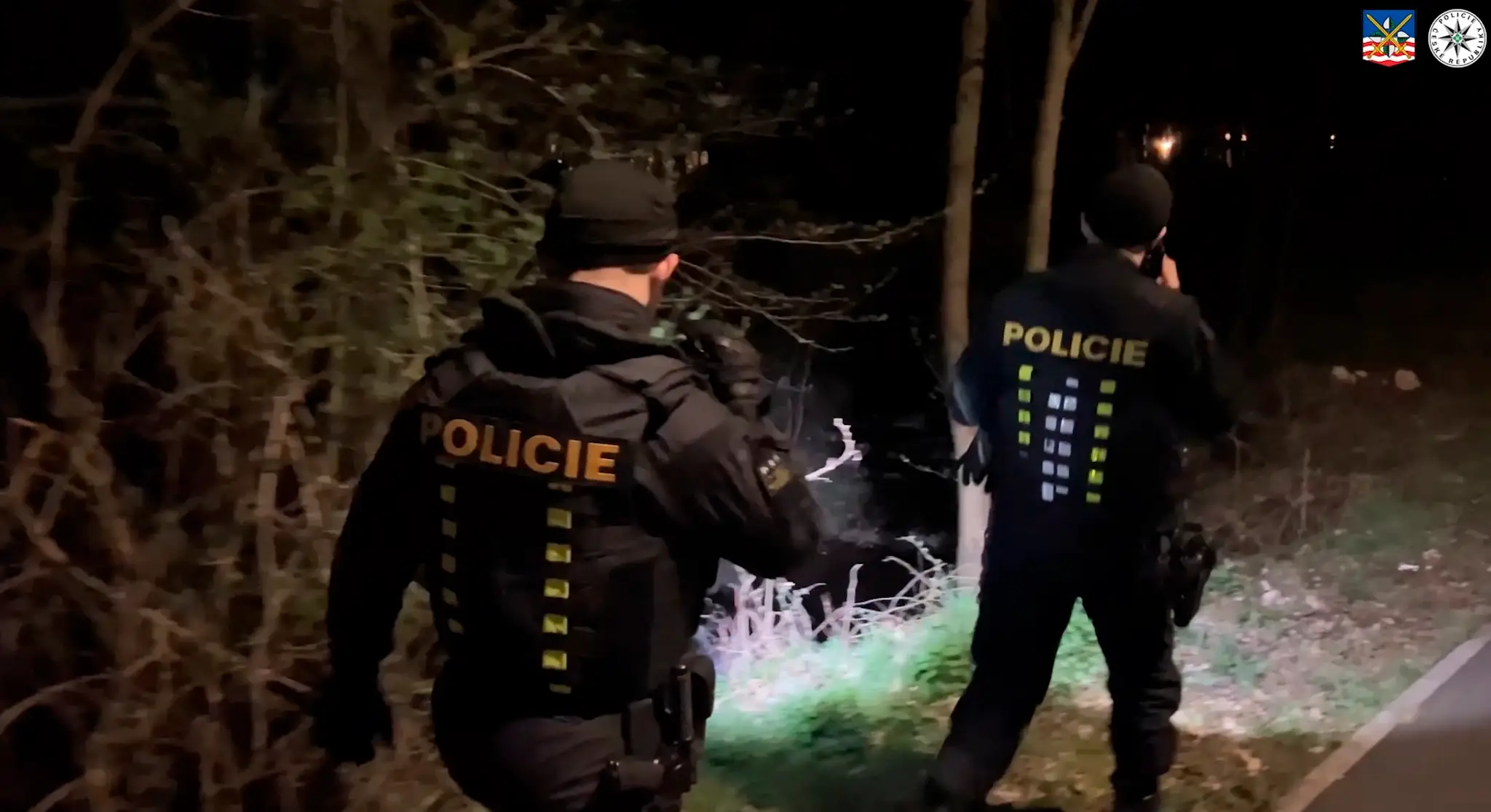Českí policajti prehľadávajú okolie potoka pri dome, kde došlo k vražde.
