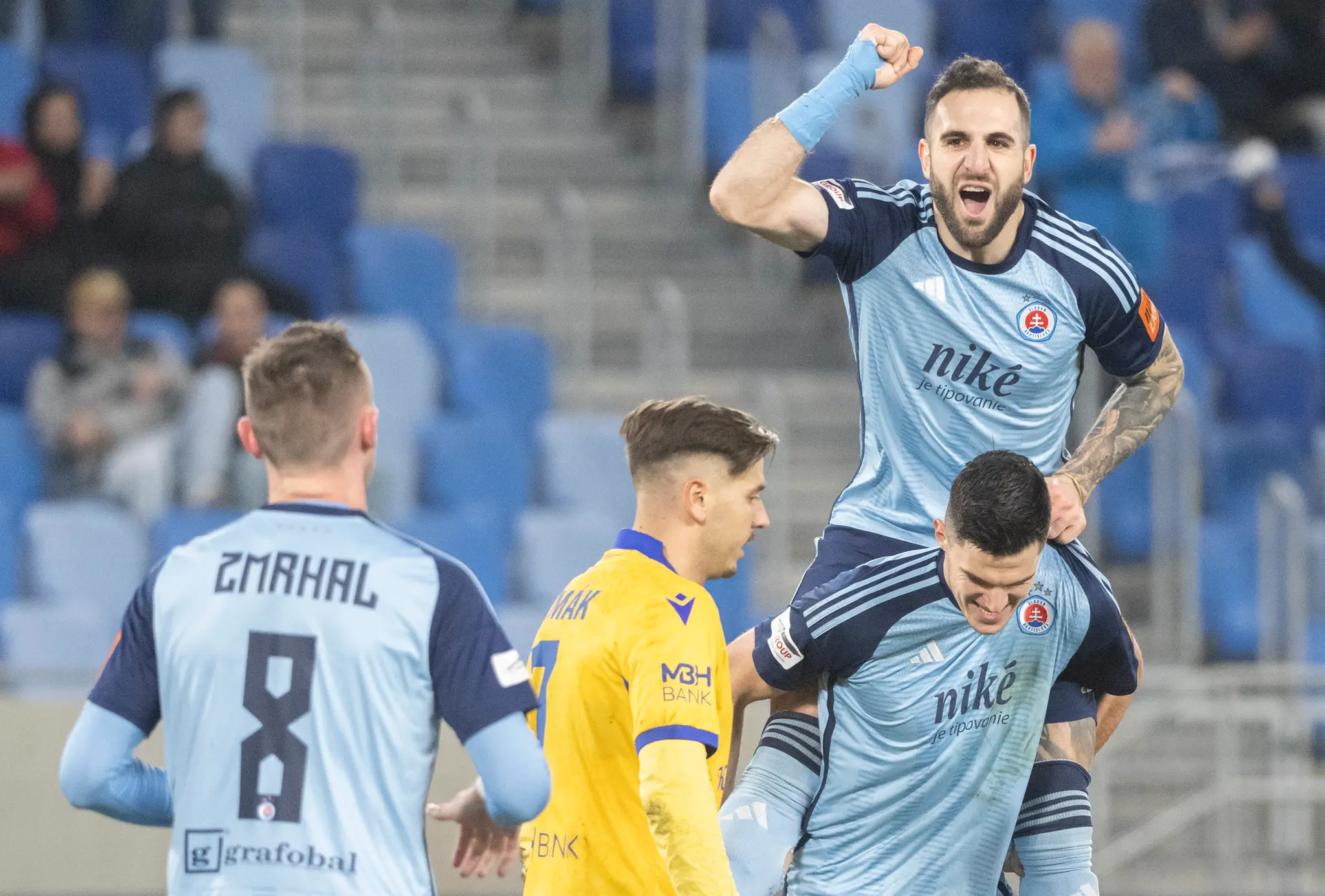Futbalisti Slovana Marko Tolič (vpravo dole) a Tigran Barseghjan (vpravo hore) sa tešia po strelení gólu v 18. kole Niké ligy proti DAC.