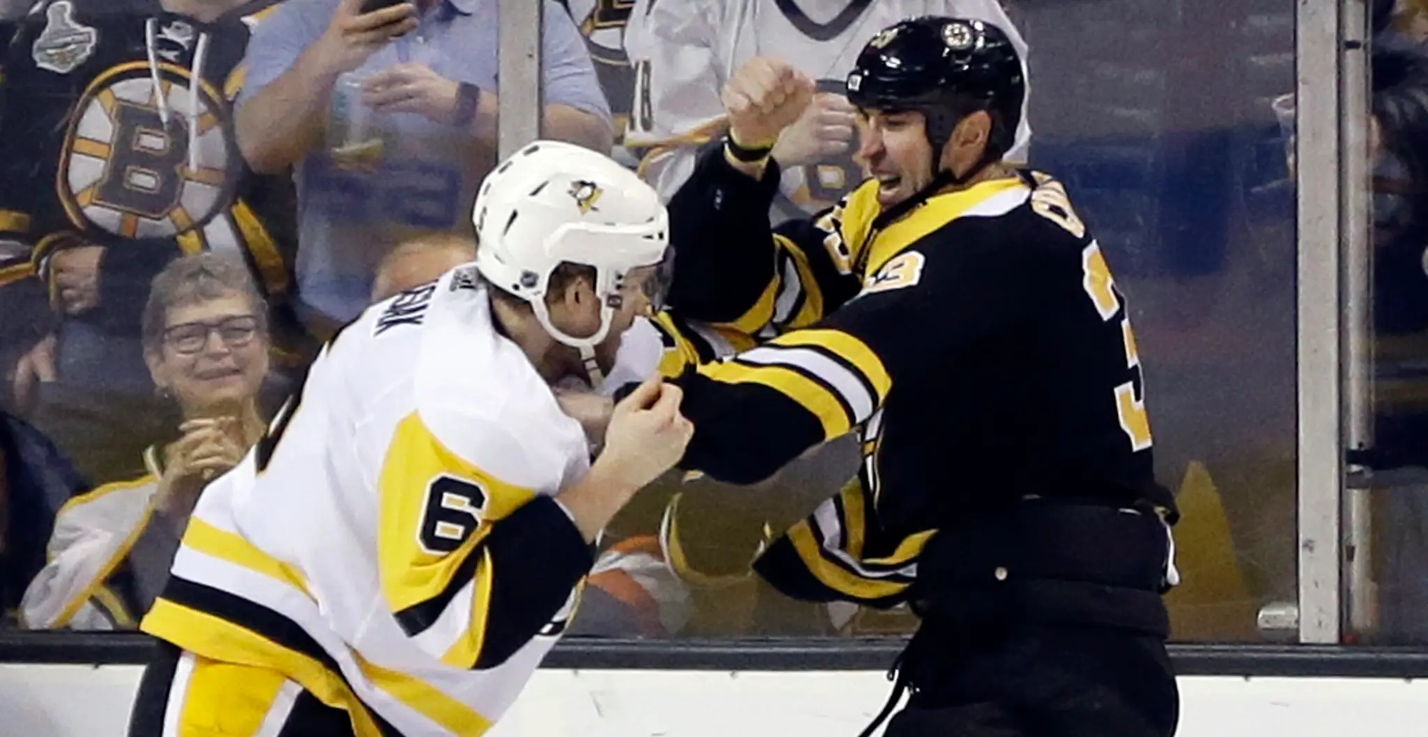 Kapitán Bostonu Zdeno Chára (vpravo) v bitke s Jamiem Oleksiakom z Pittsburghu.