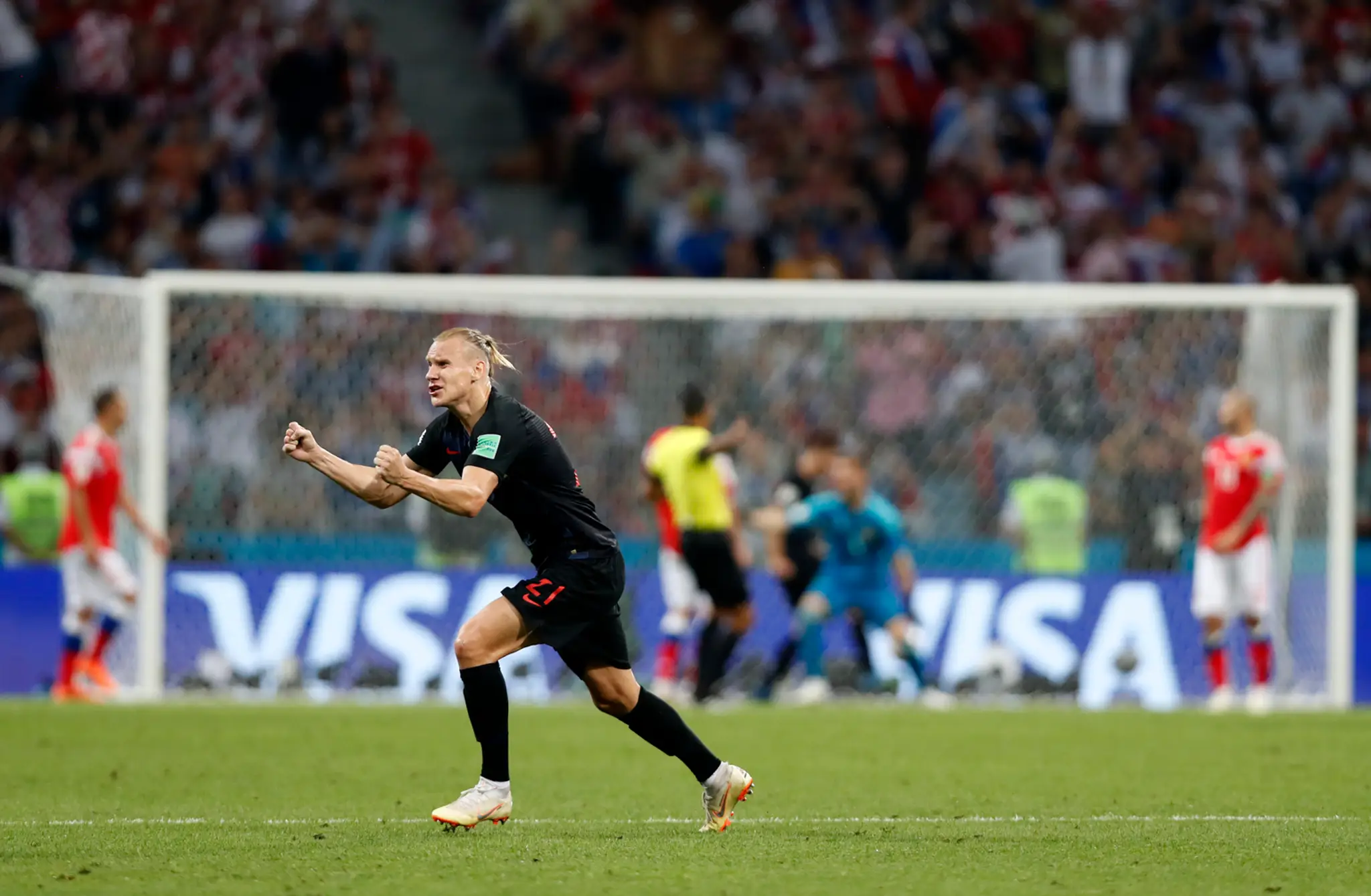 Obranca Chorvátska Domagoj Vida sa teší z gólu v ruskej sieti vo štvrťfinále MS 2018.