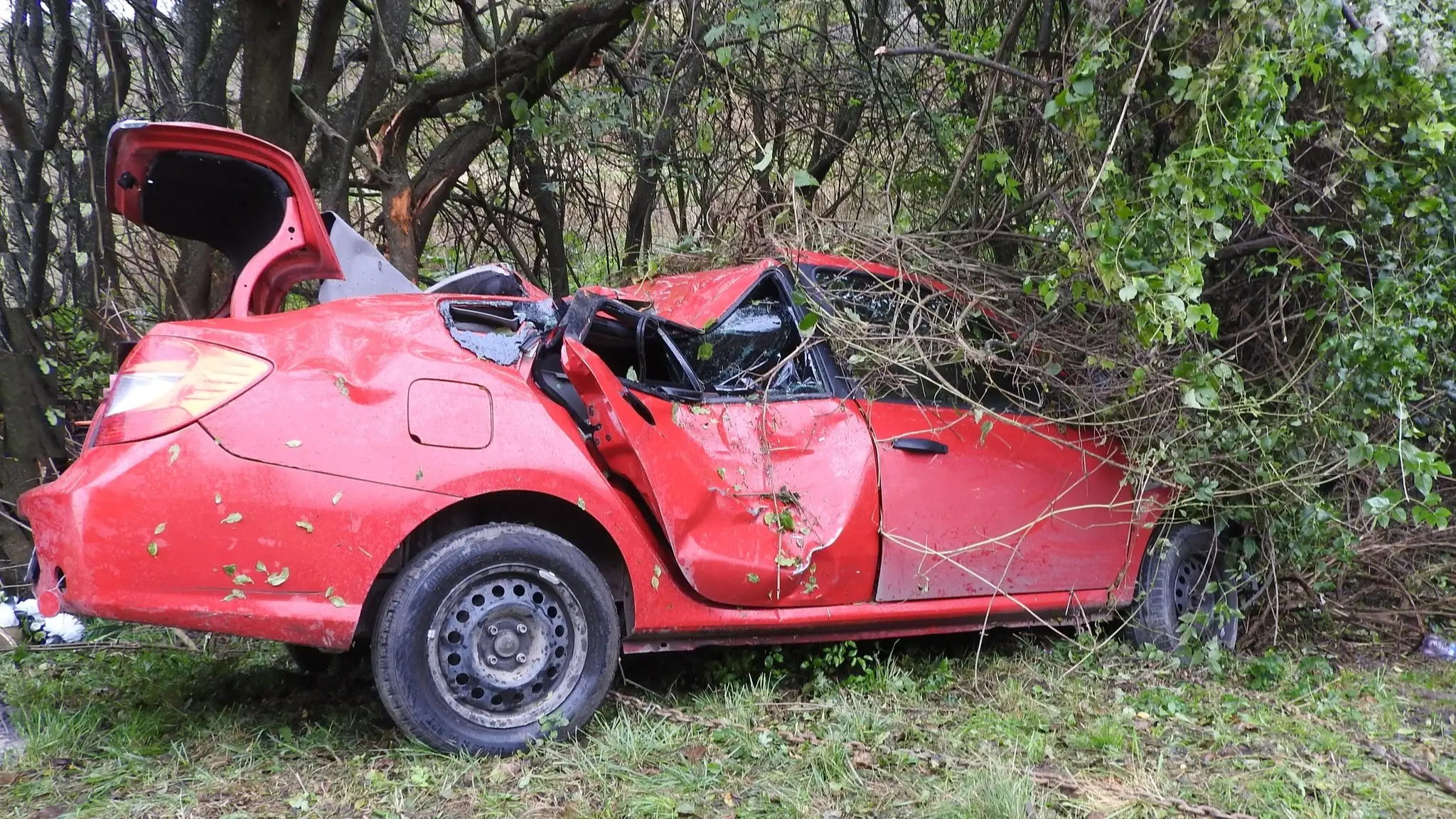 Auto po nehode ostalo na šrot. 