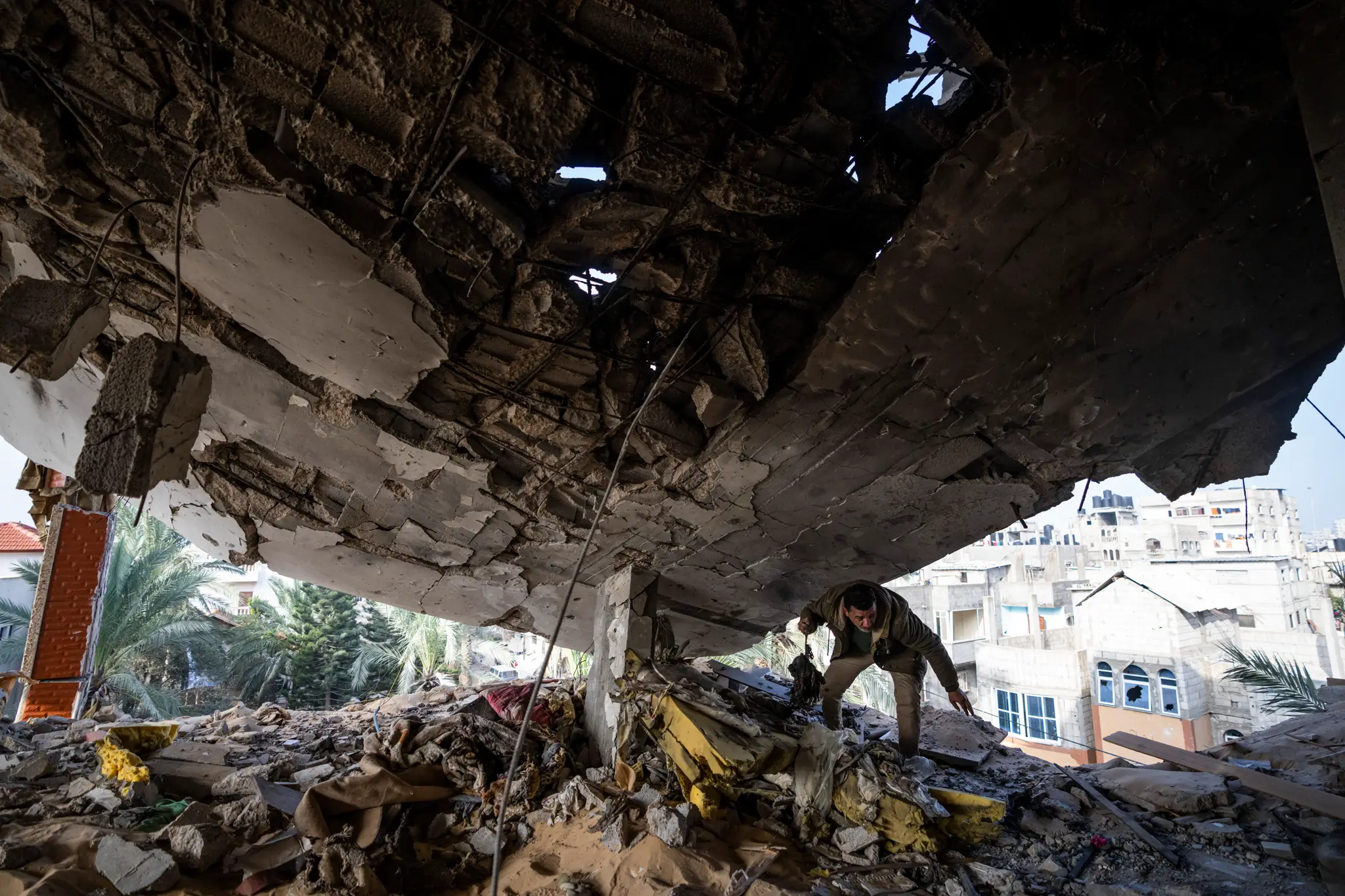 Palestínčan zachraňuje veci po izraelskom útoku v meste Rafah na juhu Pásma Gazy.