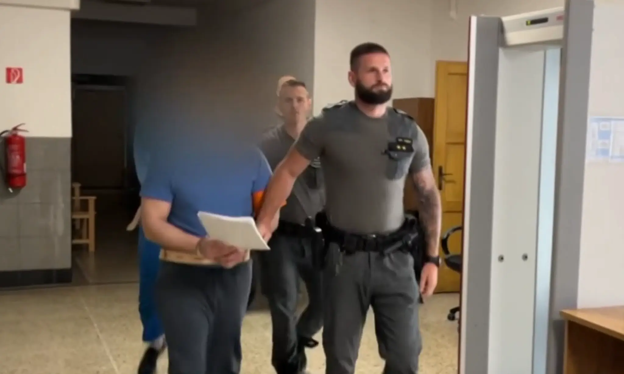 Na snímke muž, ktorý je obvinený z týrania dvojročného dieťaťa prichádza na súd.