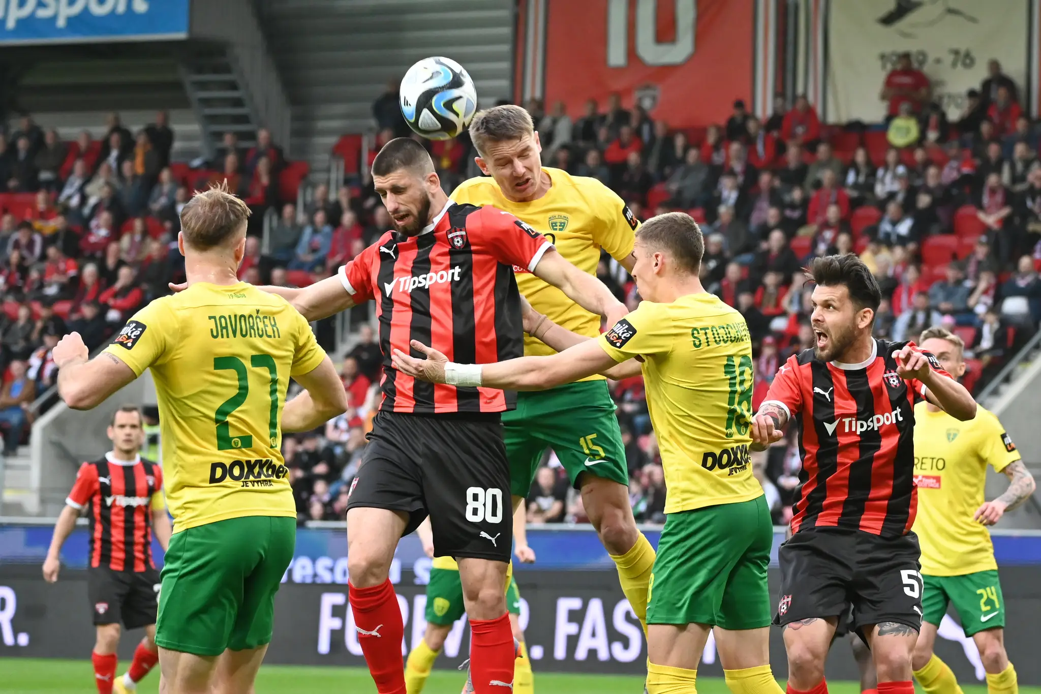 Na snímke zľava hráč Žiliny Dominik Javorček, hráč Trnavy Adrian Zeljkovič, hráči Žiliny Tomáš Hubočan, Andrej Stojčevskij a hráč Trnavy Michal Ďuriš.