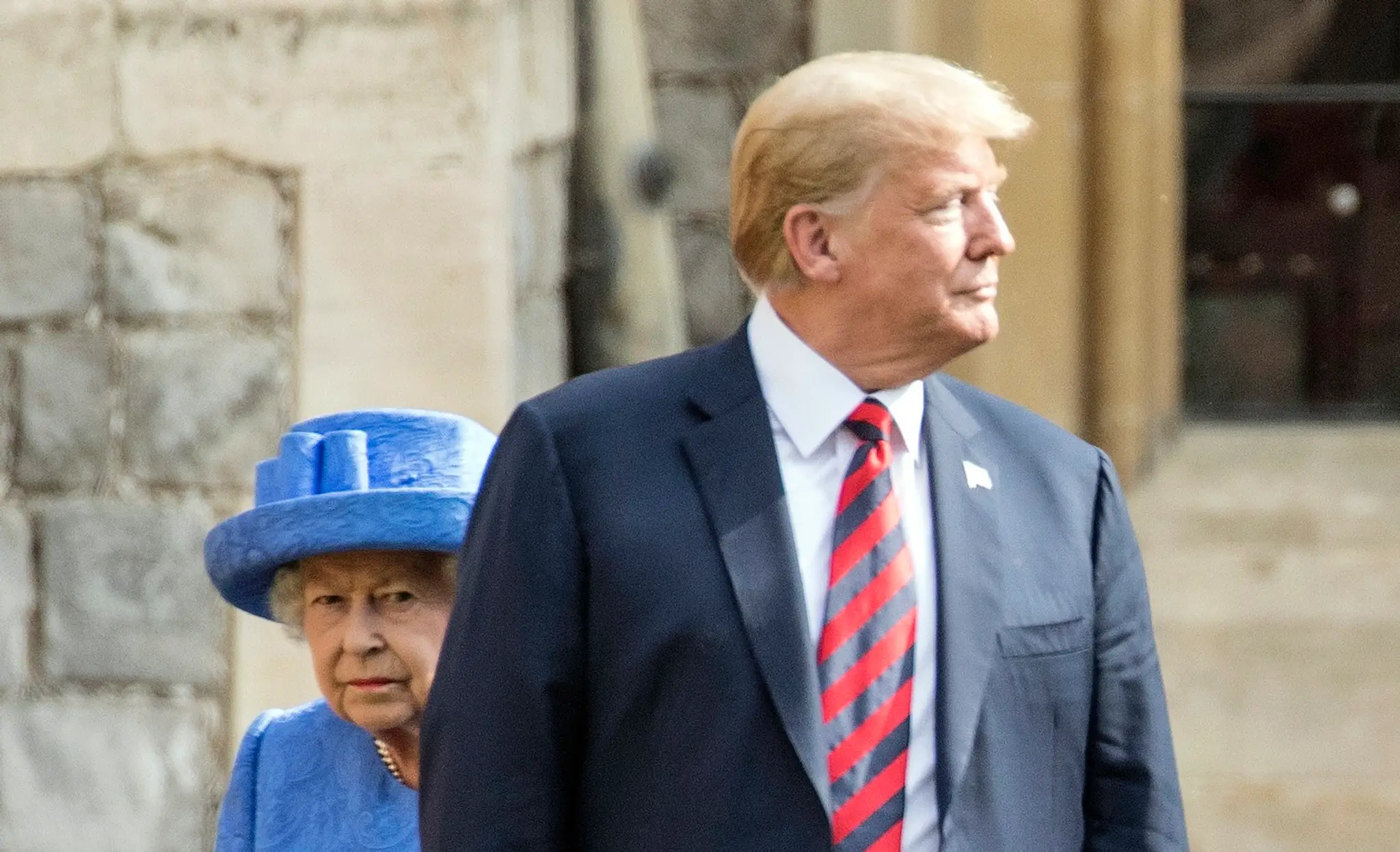 Kráľovná Alžbeta II. a prezident USA DOnald Trump počas vojenskej prehliadky.