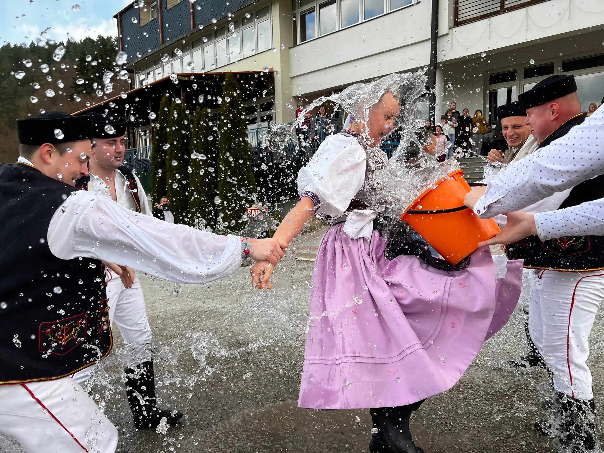 členovia Folklórneho súboru (FS) Krompašan z Krompách v pondelok oblievali a šibali svoje kolegyne nielen v meste, ale i v susednej obci Slovinky.
