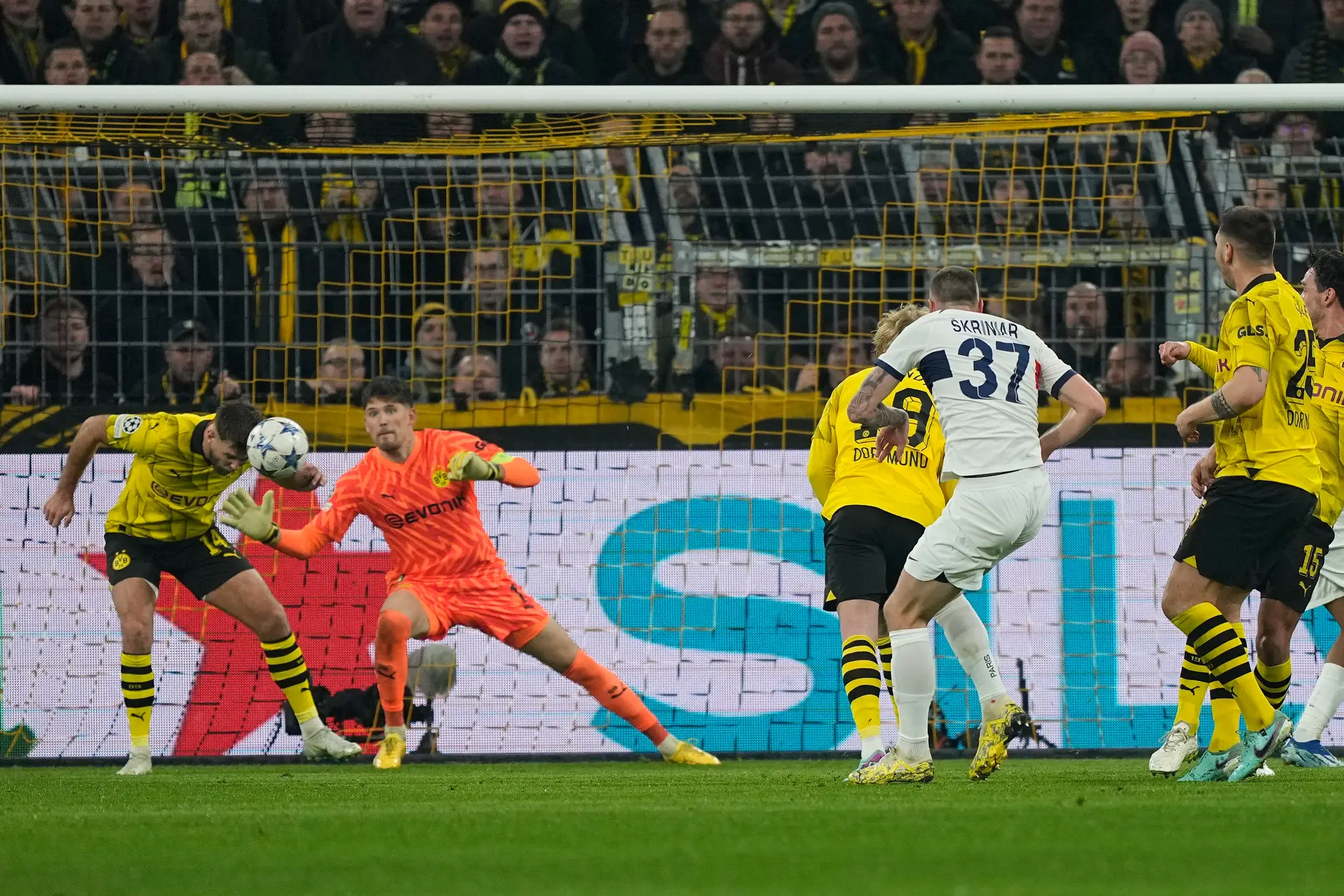 Milan Škriniar v zápase proti Borussii Dortmund