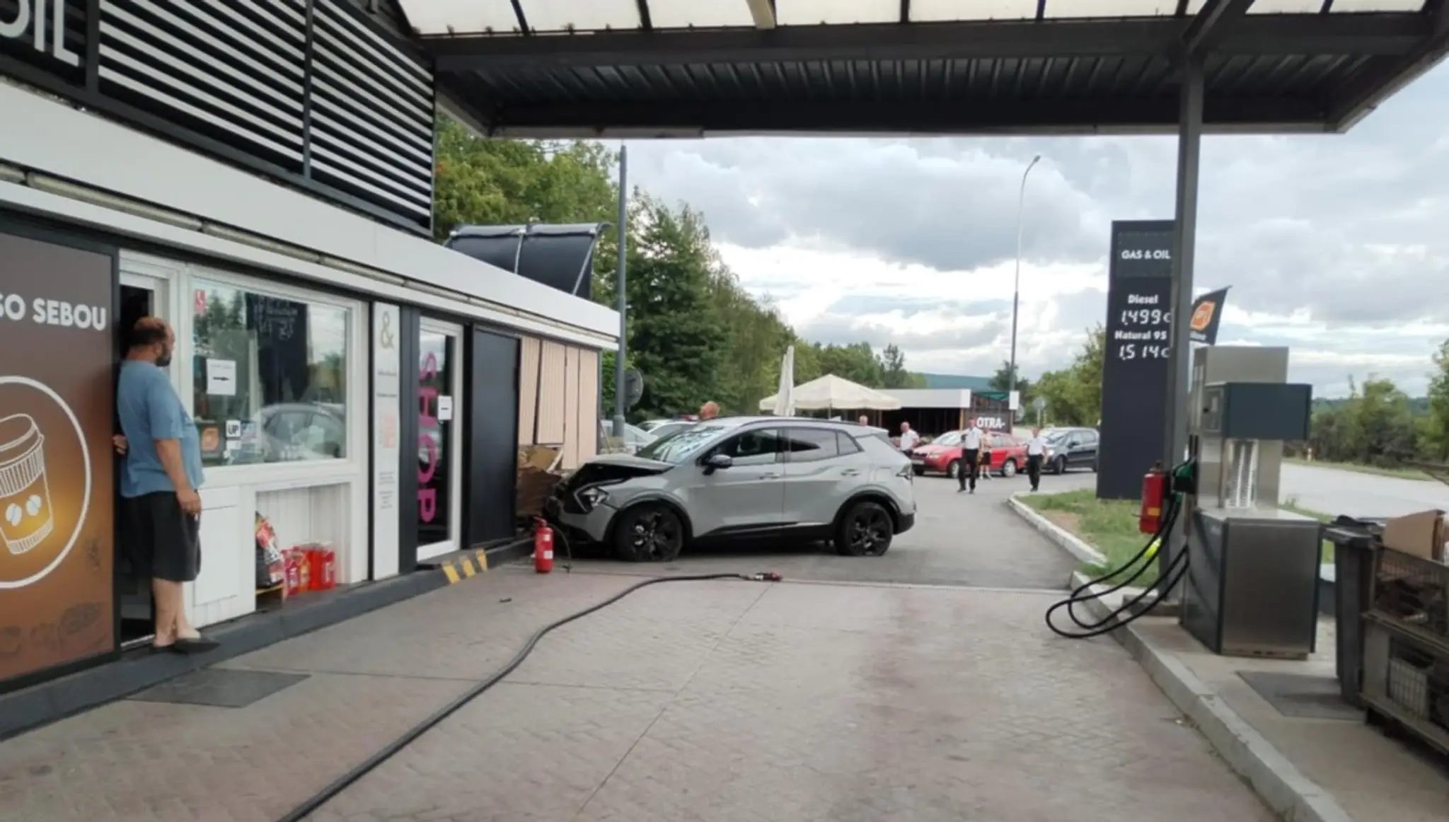 Na snímke havarované auto, ktoré narazilo do budovy čerpacej stanice v Košiciach.