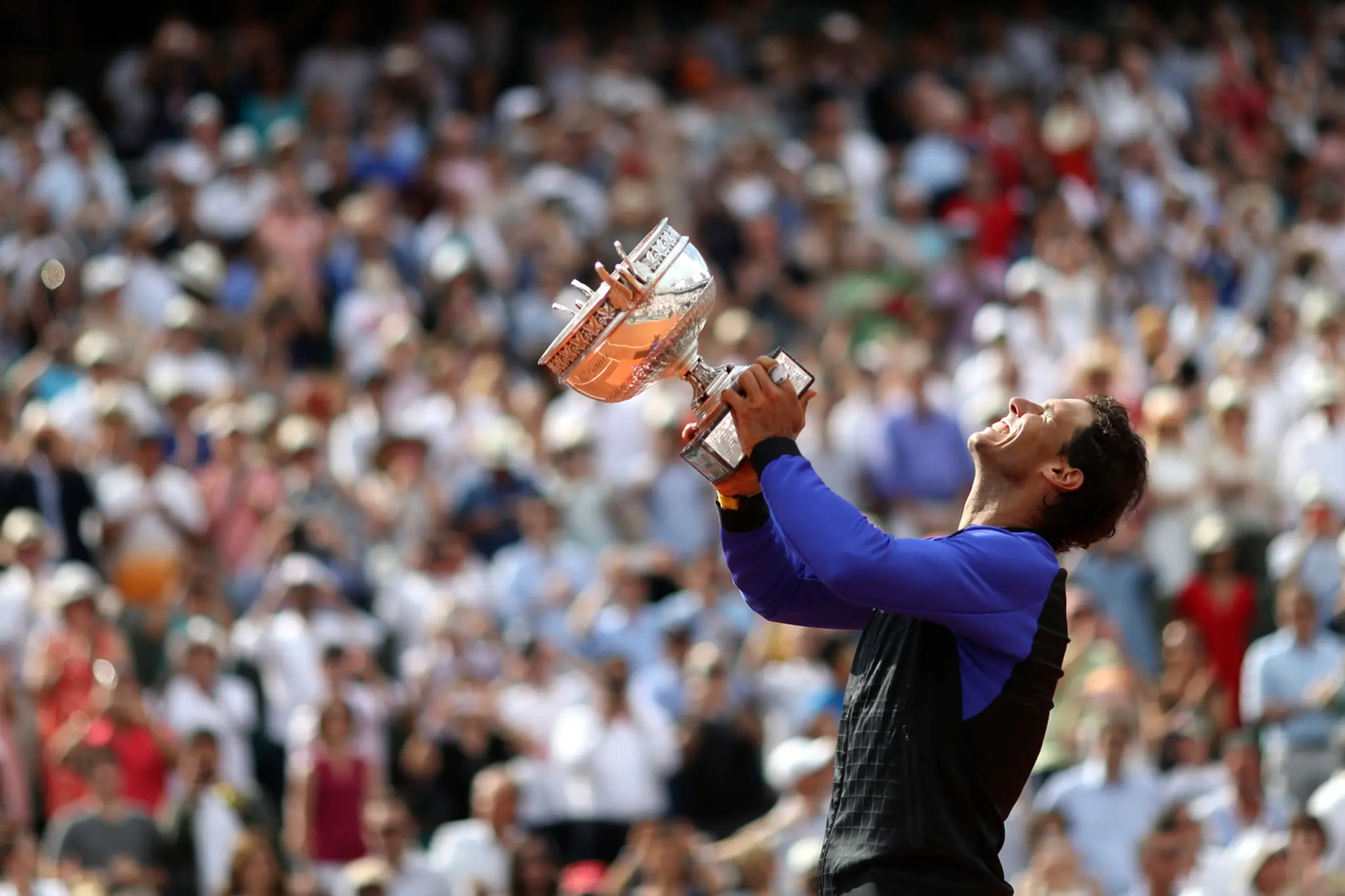 Rafael Nadal oslavuje zisk 10. titulu na RG.