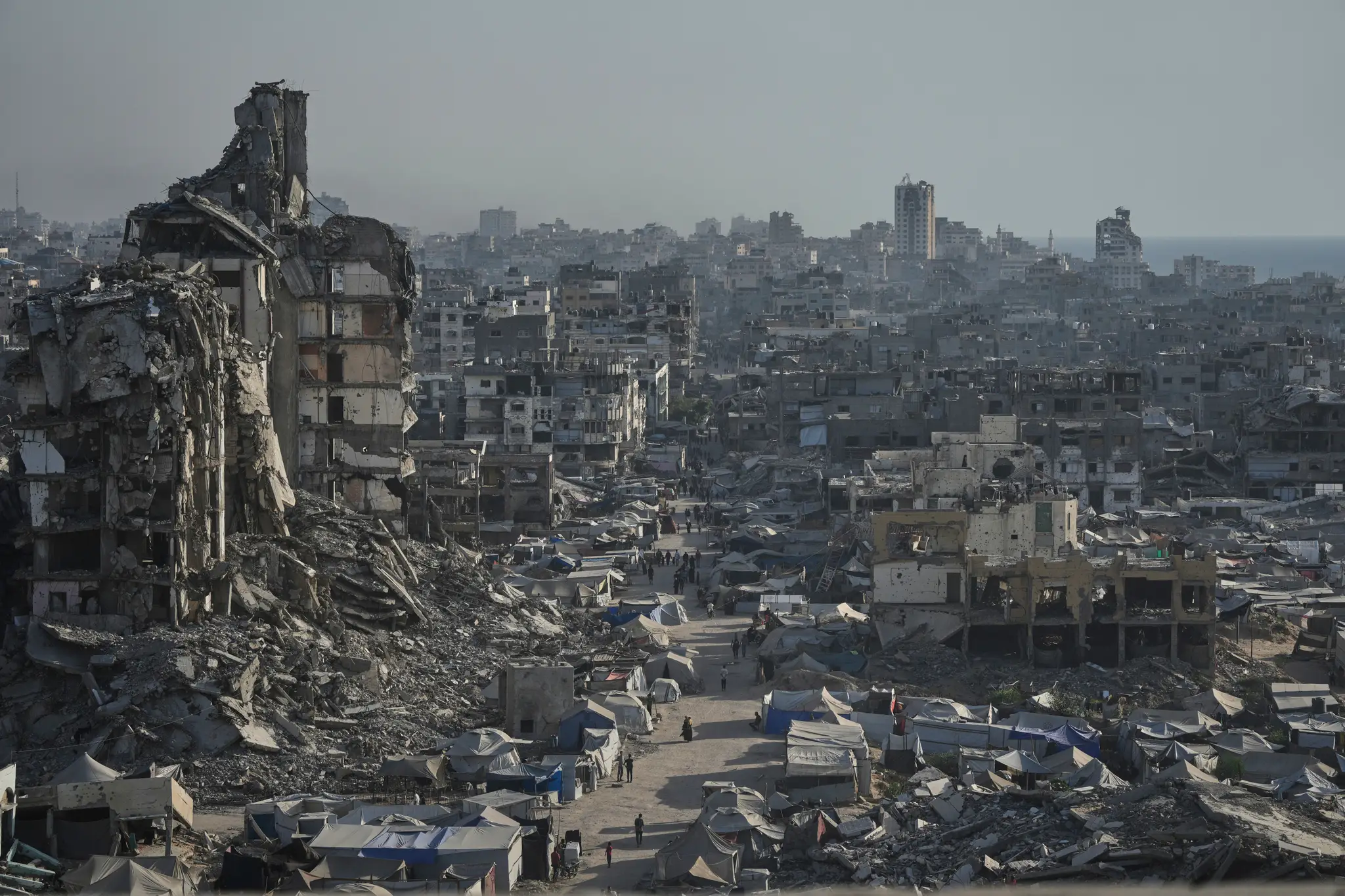 Stany pre vysídlených Palestínčanov uprostred vojnou zničenej infraštruktúry v meste Gaza.