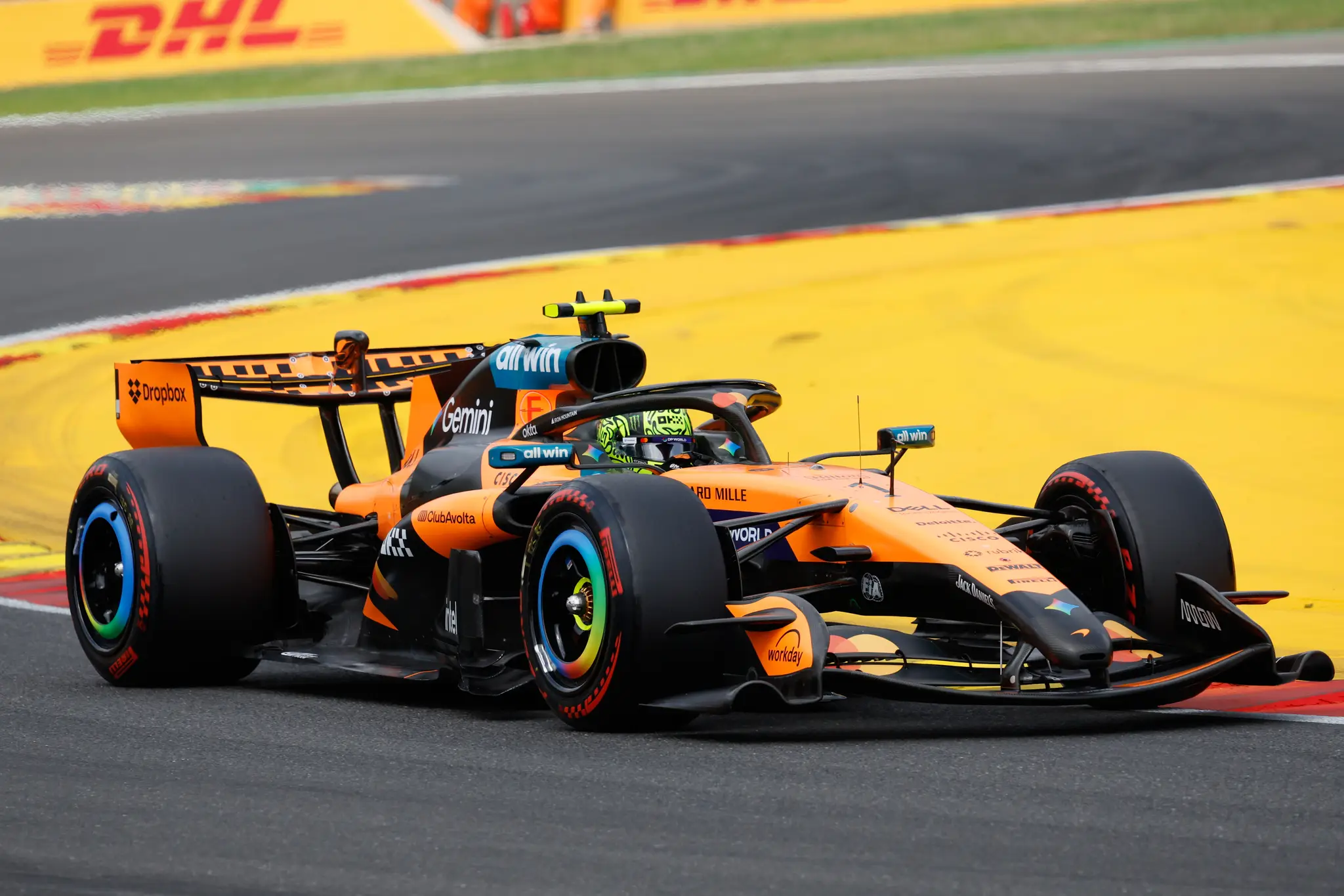 Jazdec McLarenu Lando Norris na trati v Belgicku.