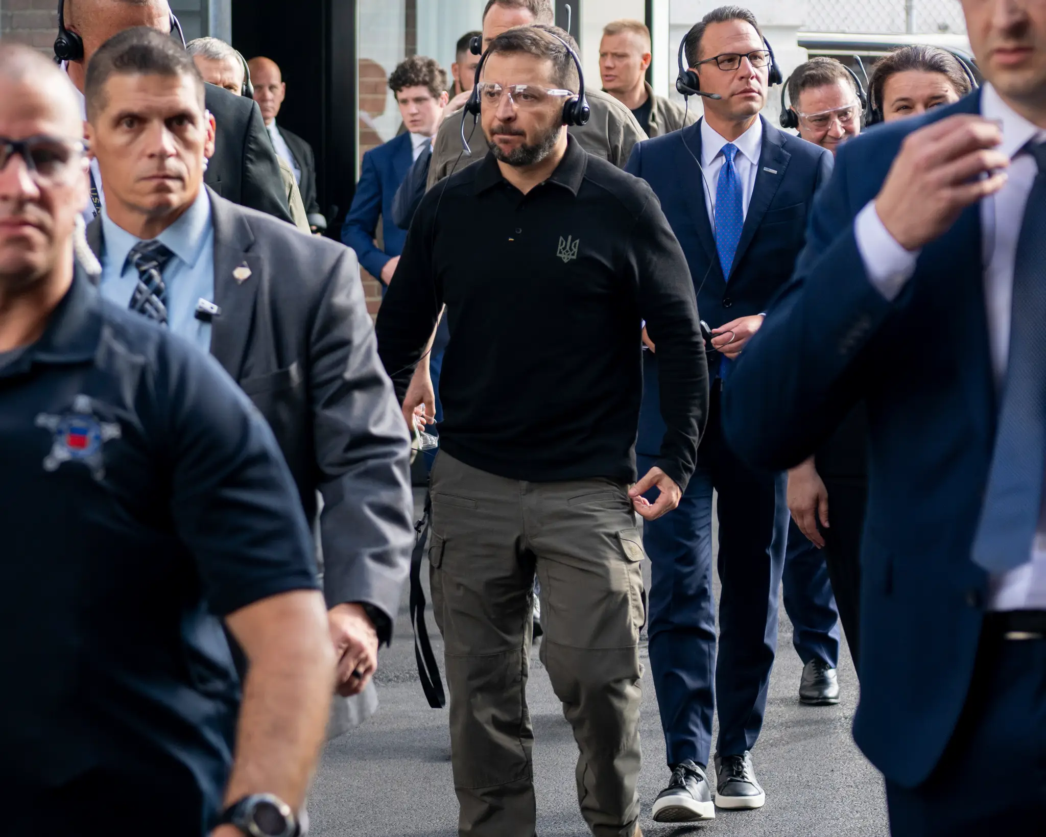 Na snímke ukrajinský prezident Volodymyr Zelenskyj (uprostred) počas prehliadky armádneho muničného závodu v Scrantone.