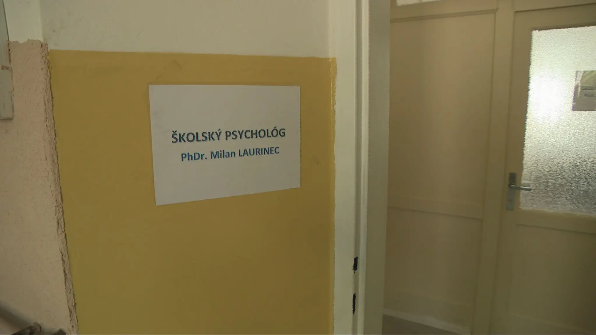 Dezinformátor Milan Laurinec pôsobí na škole ako psychológ