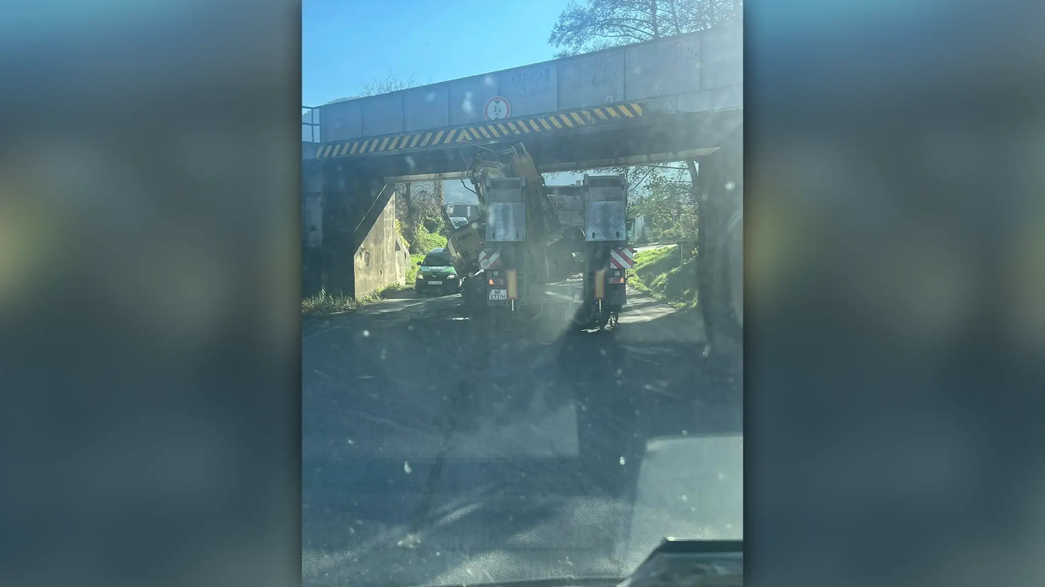 V podjazde pod železnicou spadol z návesu bager