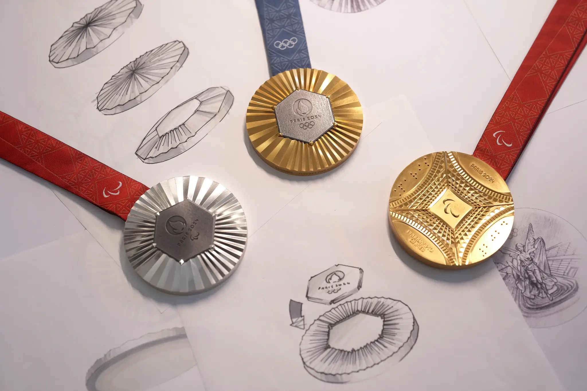 Zlatá medaila pre tohtoročné letné olympijské hry (uprostred), zlatá (vpravo) a strieborná (vľavo) medaila pre tohtoročné letné paralympijské hry v Paríži.