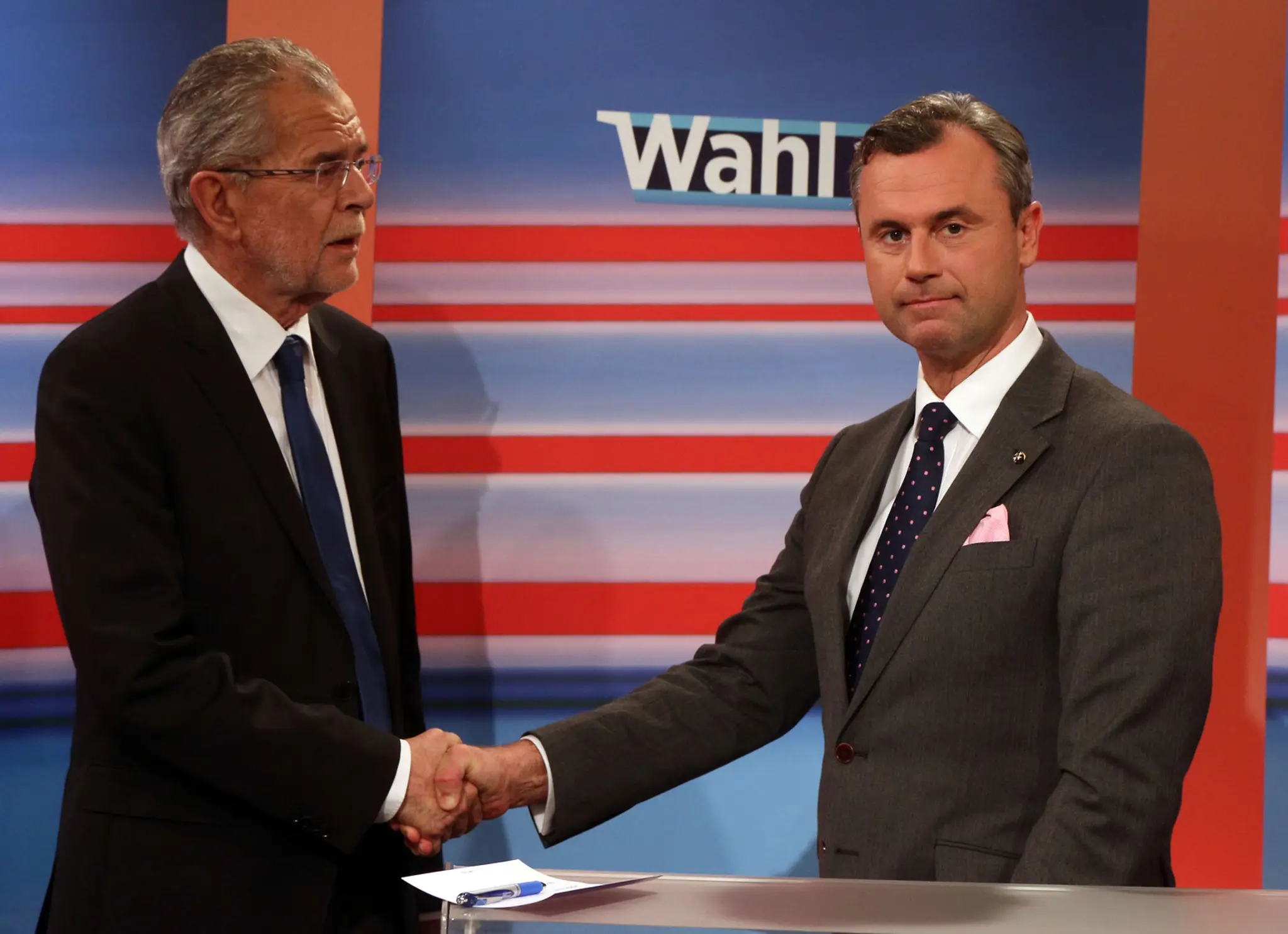 Kandidát pravicovej Slobodnej strany Rakúska (FPÖ) v prezidentských voľbách Norbert Hofer (vpravo) a súper.