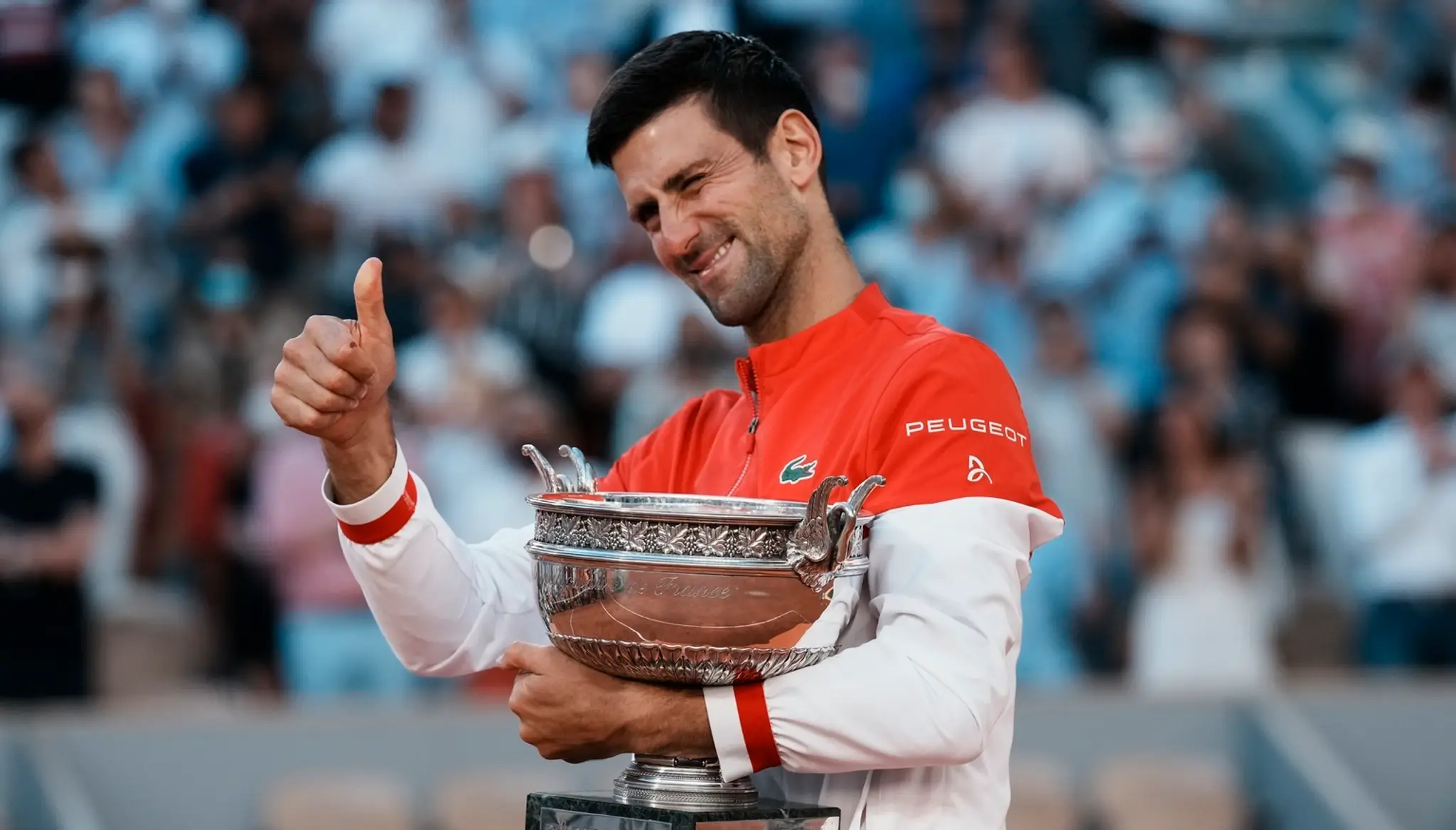 Novak Djokovič pózuje s trofejou po výhre nad Grékom Stefanosom Tsitsipasom vo finále mužskej dvojhry na Roland Garros.