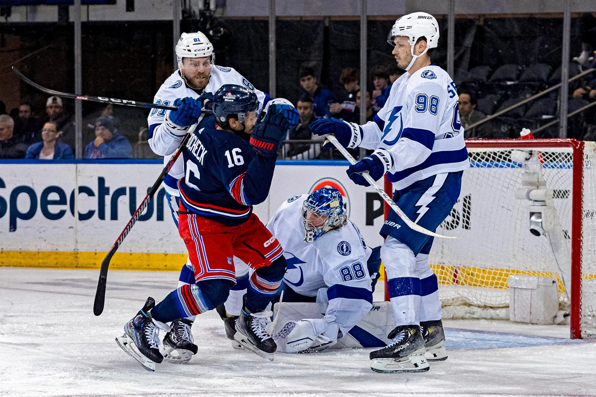 Erik Černák si v NHL pripísal na konto asistenciu.