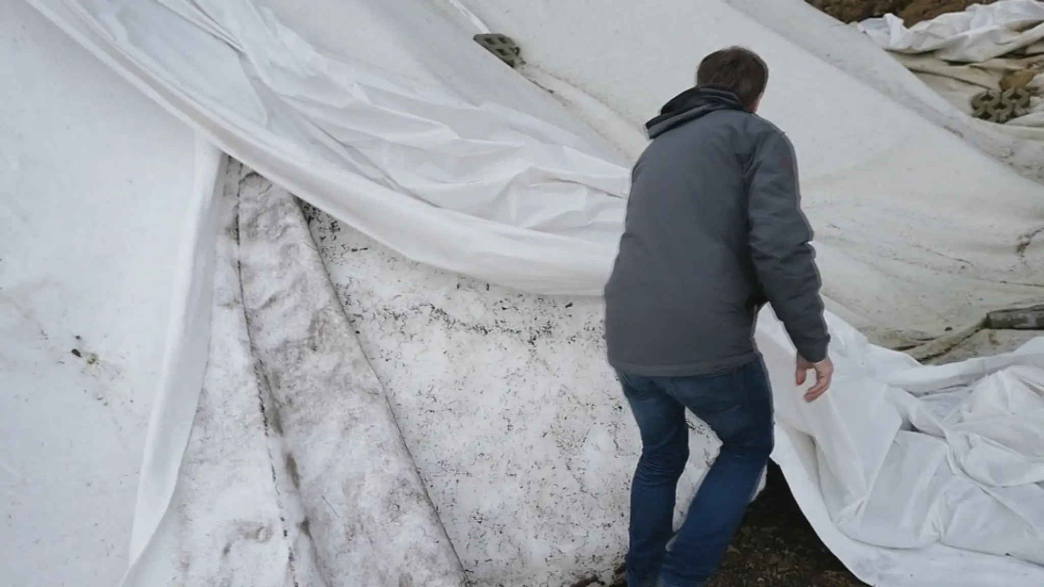 V Tatrách zachránili 60 percent vlaňajšieho snehu.