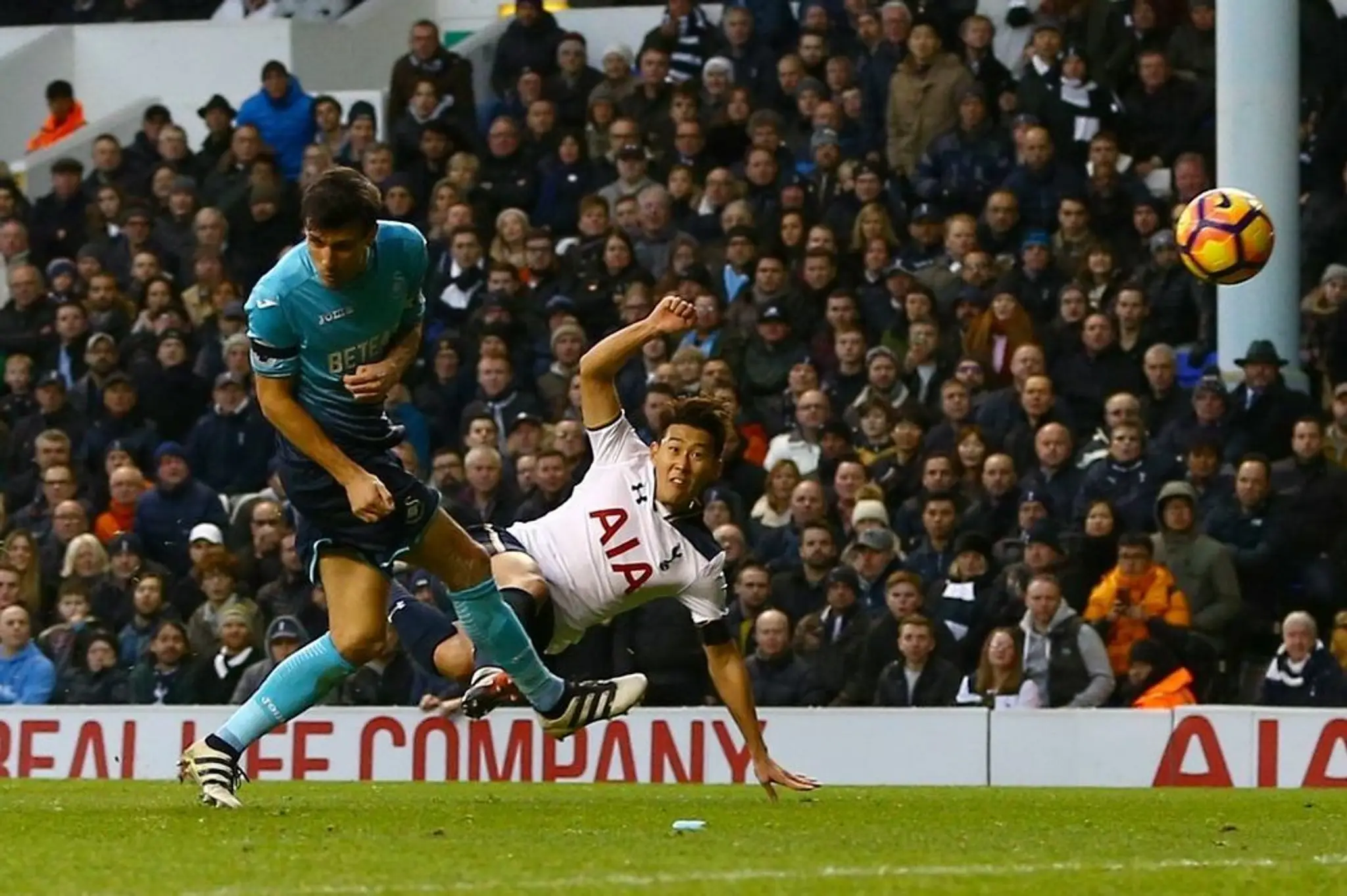 Heung-Min Son (Tottenham) strieľa akrobatický gól.