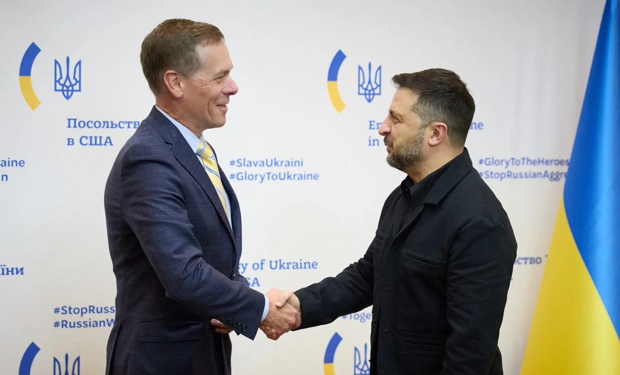 Ukrajinský prezident Volodymyr Zelenskyj si podáva ruku s prezidentom spoločnosti Raytheon Philom Jasperom pred ich stretnutím na ukrajinskom veľvyslanectve vo Washingtone.