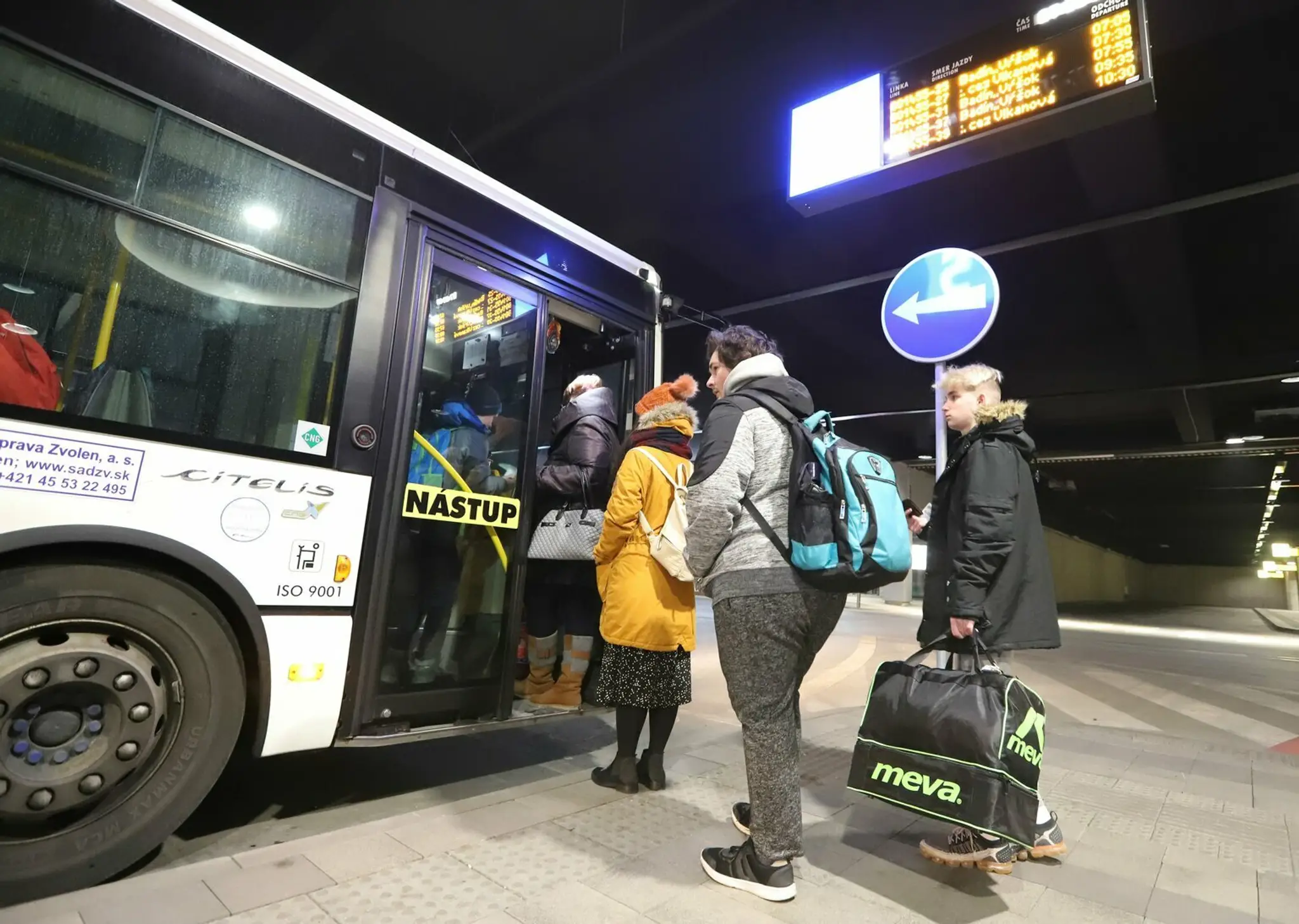 Alpská lyžiarka Alice Robinsonová v obrovskom slalome v Sestriere.