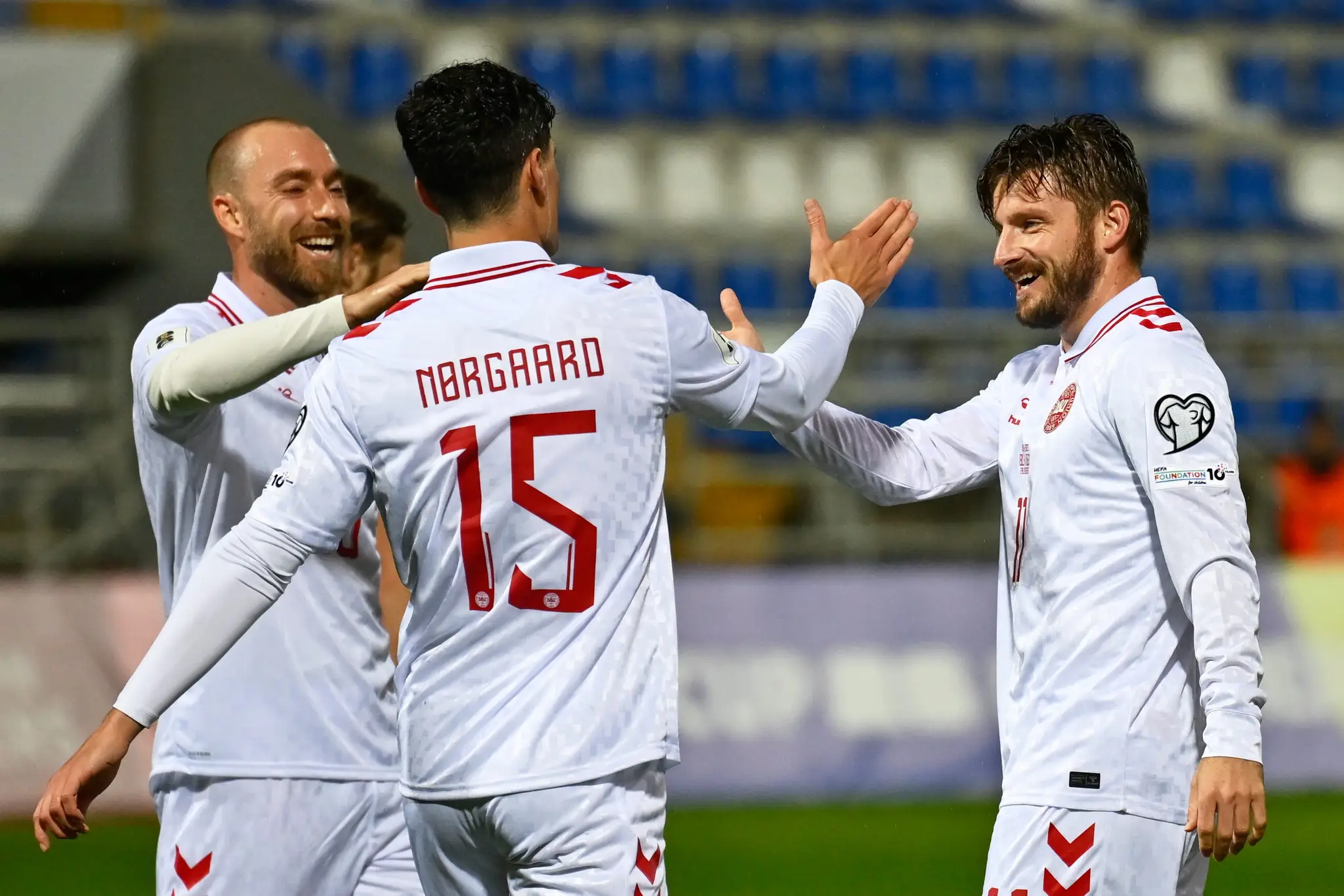 Futbalisti Dánska oslavujú gól.
