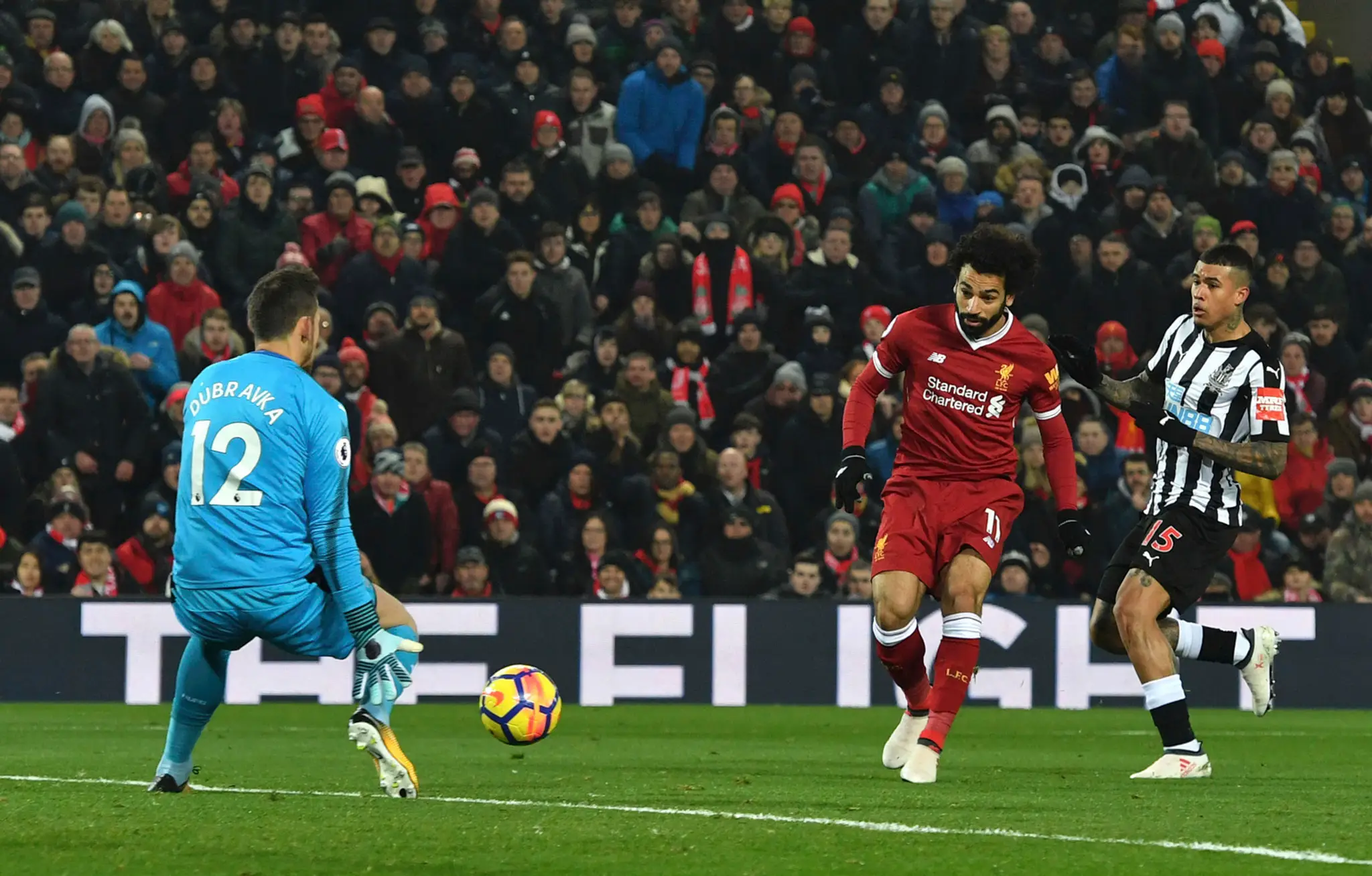 Mohamed Salah prekonáva Martina Dúbravku.