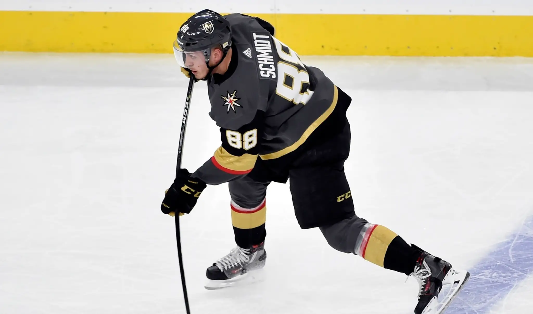 Obranca Nate Schmidt  z tímu Vegas Golden Knights.