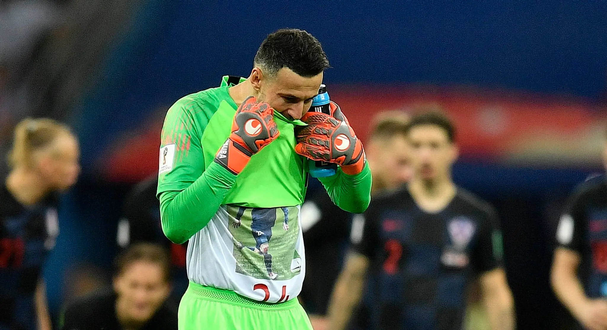 Chorvátsky brankár Danijel Subašič po dueli s Dánskom na MS 2018 a tričkom svojho kamaráta.