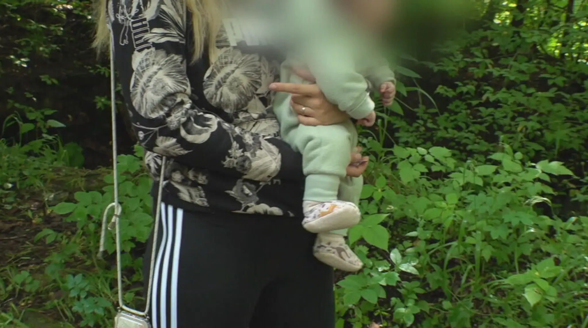 Trojica mladíkov napadla ženu, ktorá mala v nosiči trojmesačné bábätko