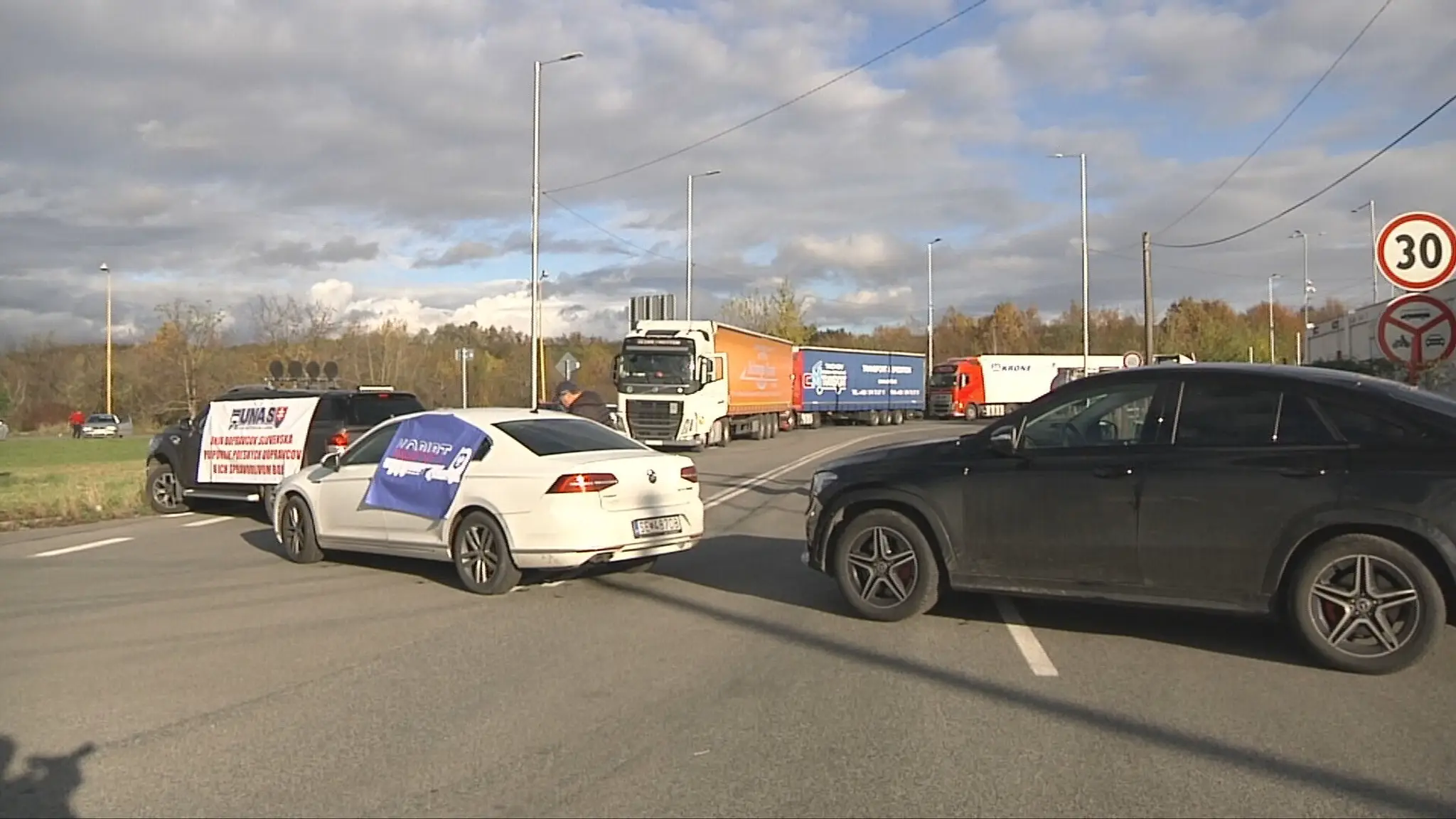 Autodopravcovia protestujú proti transakčnej dani