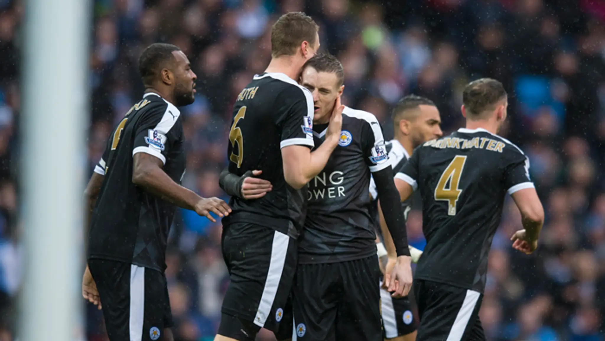 Hráč Leicester City Robert Huth (6) oslavuje gól so spoluhráčom Jamie Vardym do siete Manchester City.