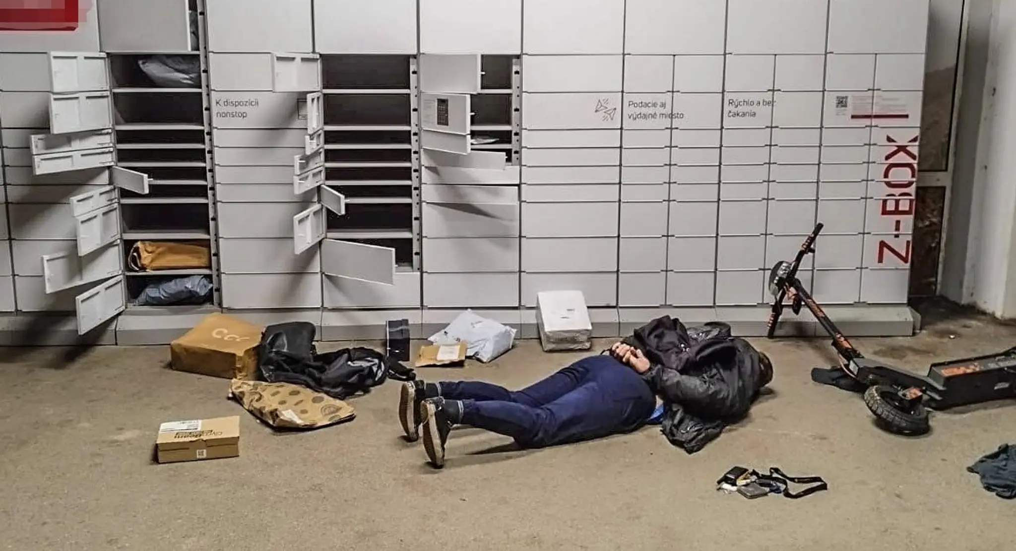 Zadržali dvoch mužov, ktorí chceli vykradnúť výdajný box
