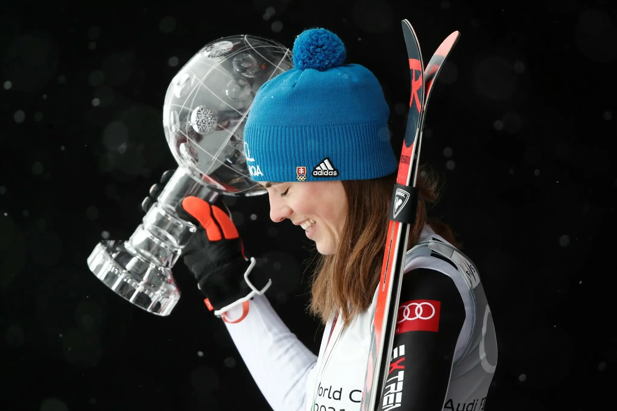 Petra Vlhová a veľký kryštáľový glóbus.