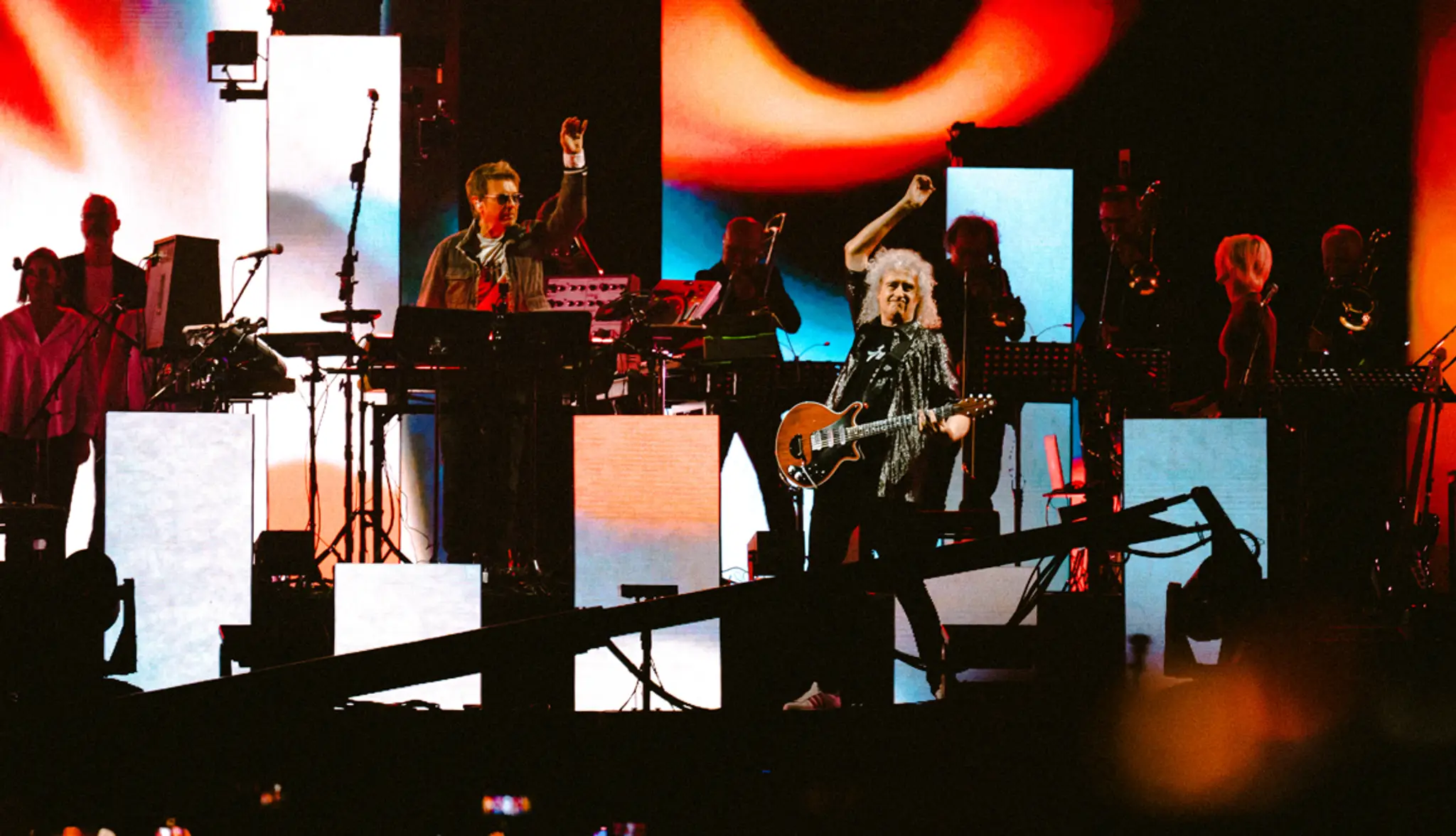 Francúzsky hudobník a skladateľ Jean Michel Jarré a gitarista skupiny Queen Brian May.