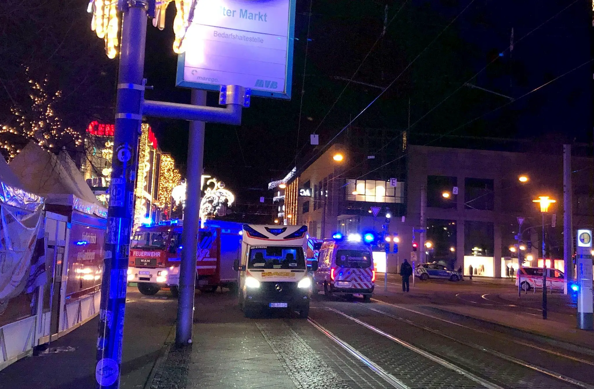Auto vrazilo do ľudí na vianočných trhoch v Magdeburgu.