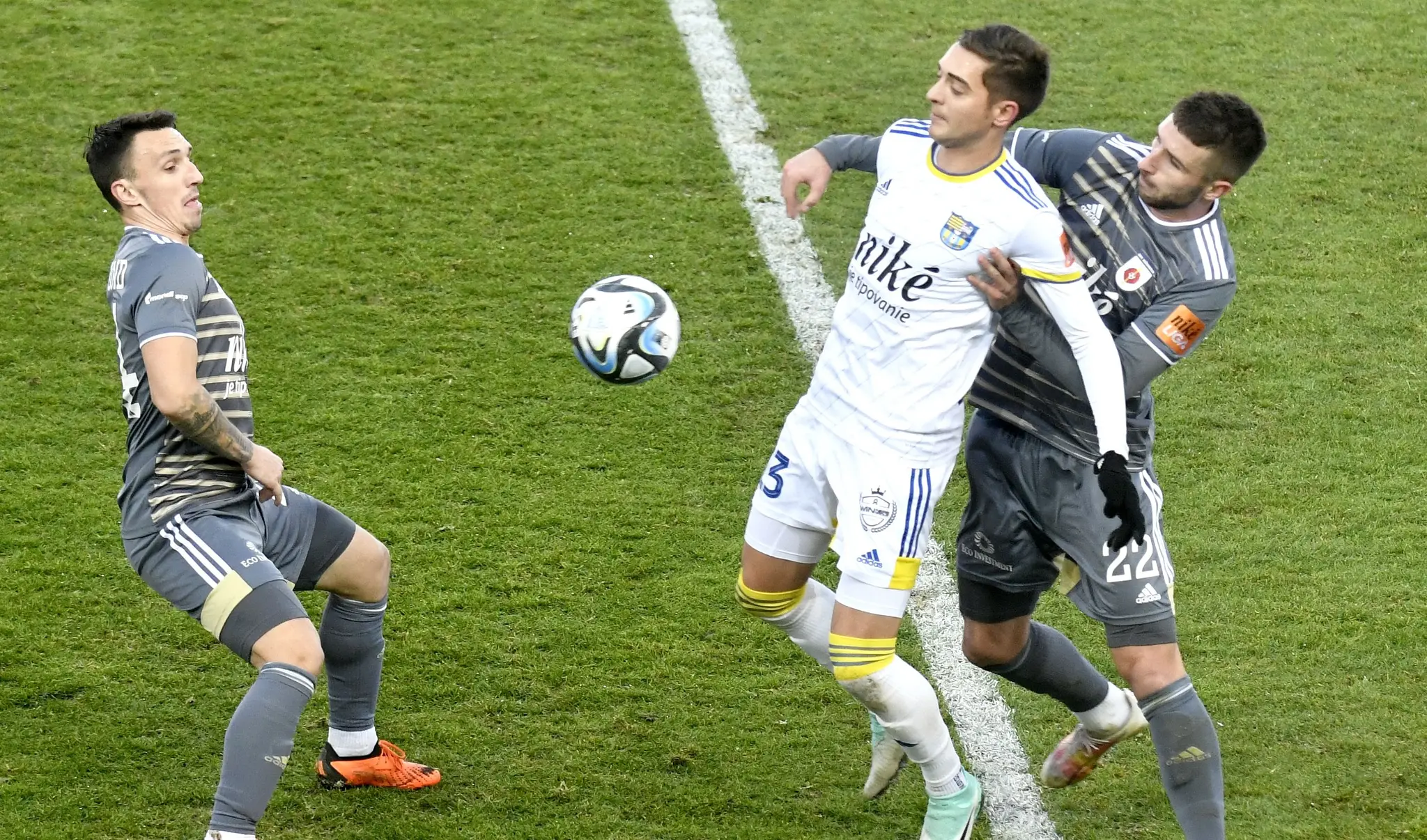 Uprostred Michal Faško (Košice), vľavo Marek Zsigmung a vpravo Šimon Gabriel (obaja Ružomberok) bojujú o loptu v 18. kole Niké ligy.