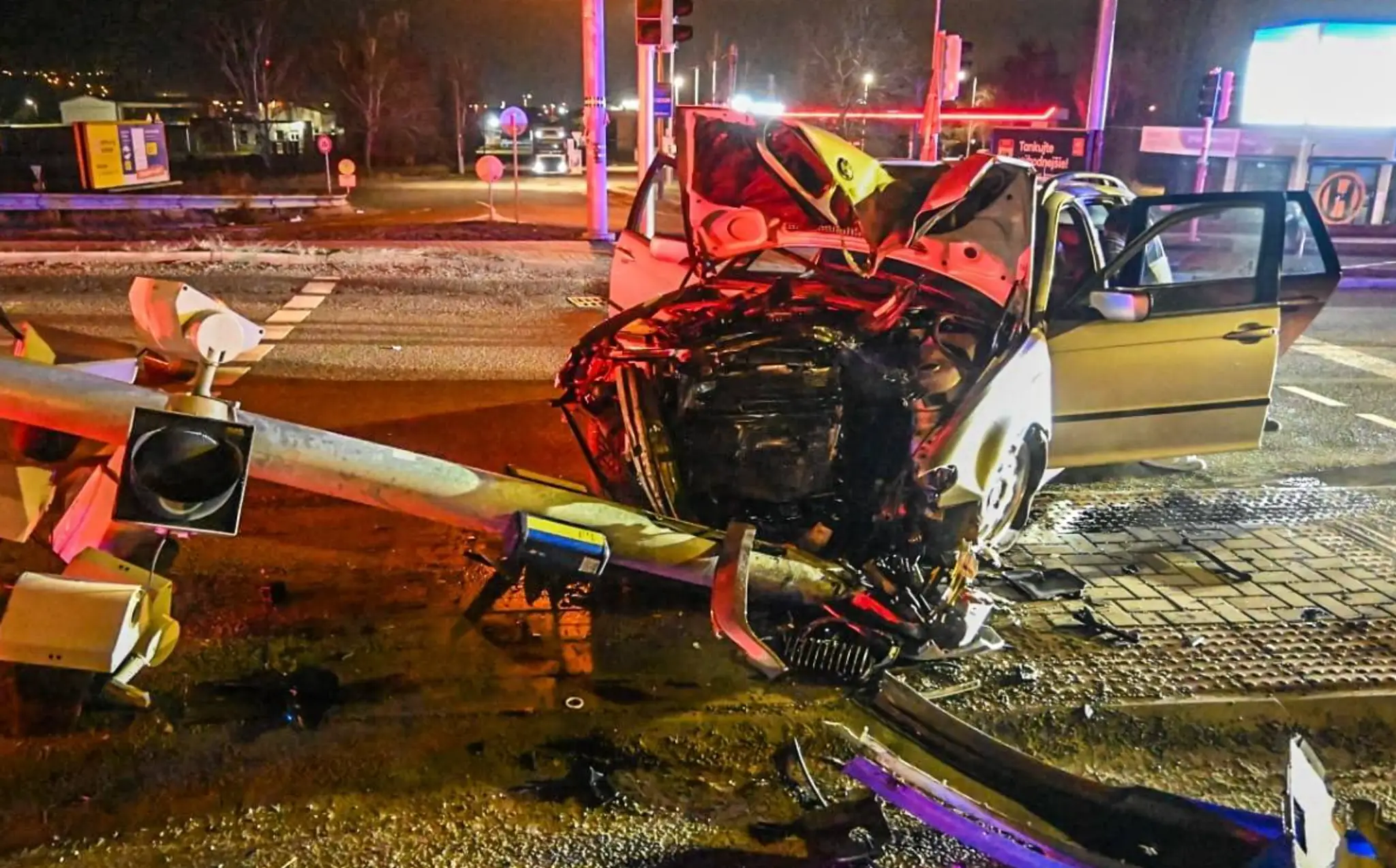 Na snímke zdemolované auto, ktorého vodič narazil do semafora.