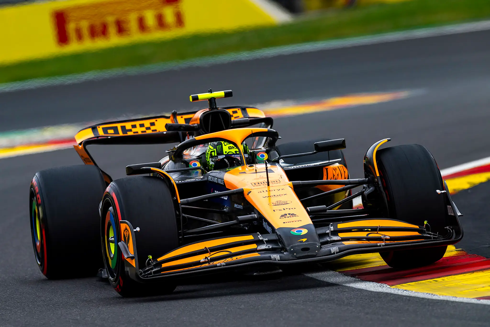 Brit Lando Norris počas piatkových tréningov.