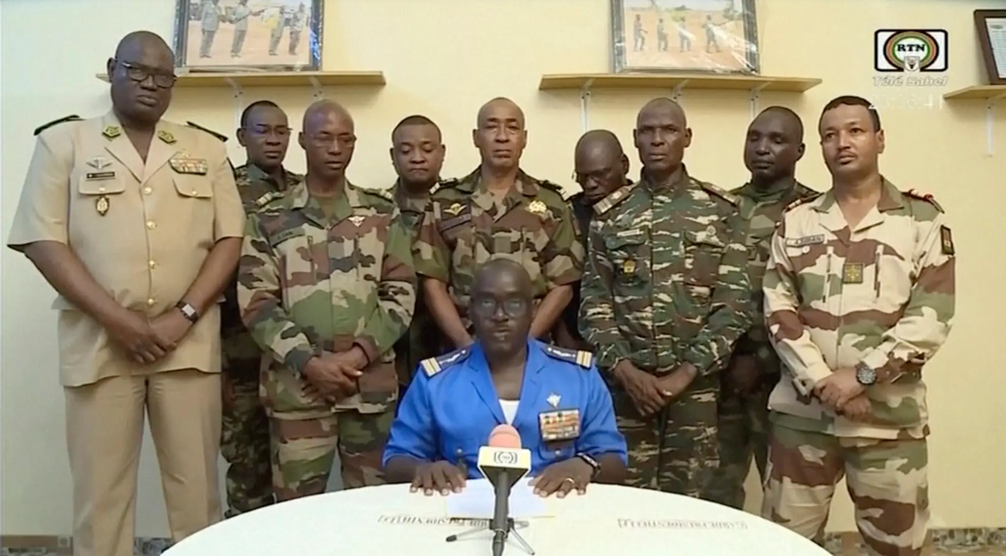 Nigerská armáda v noci na štvrtok oznámila, že zvrhla tamojšieho prezidenta Mohameda Bazouma i vládu.