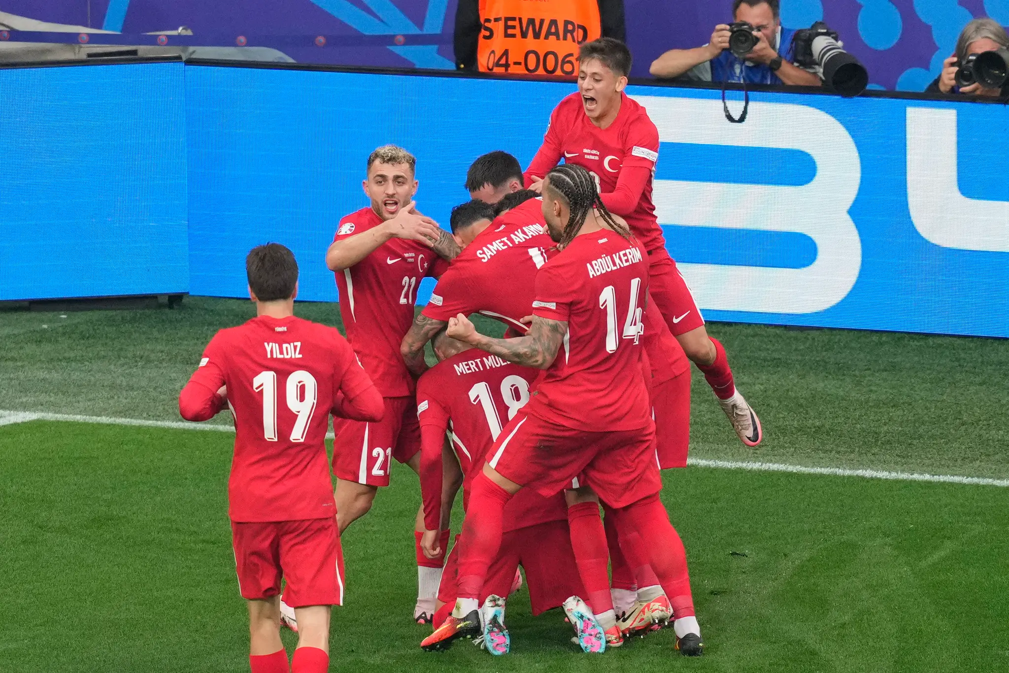 Tureckí futbalisti oslavujú gól.