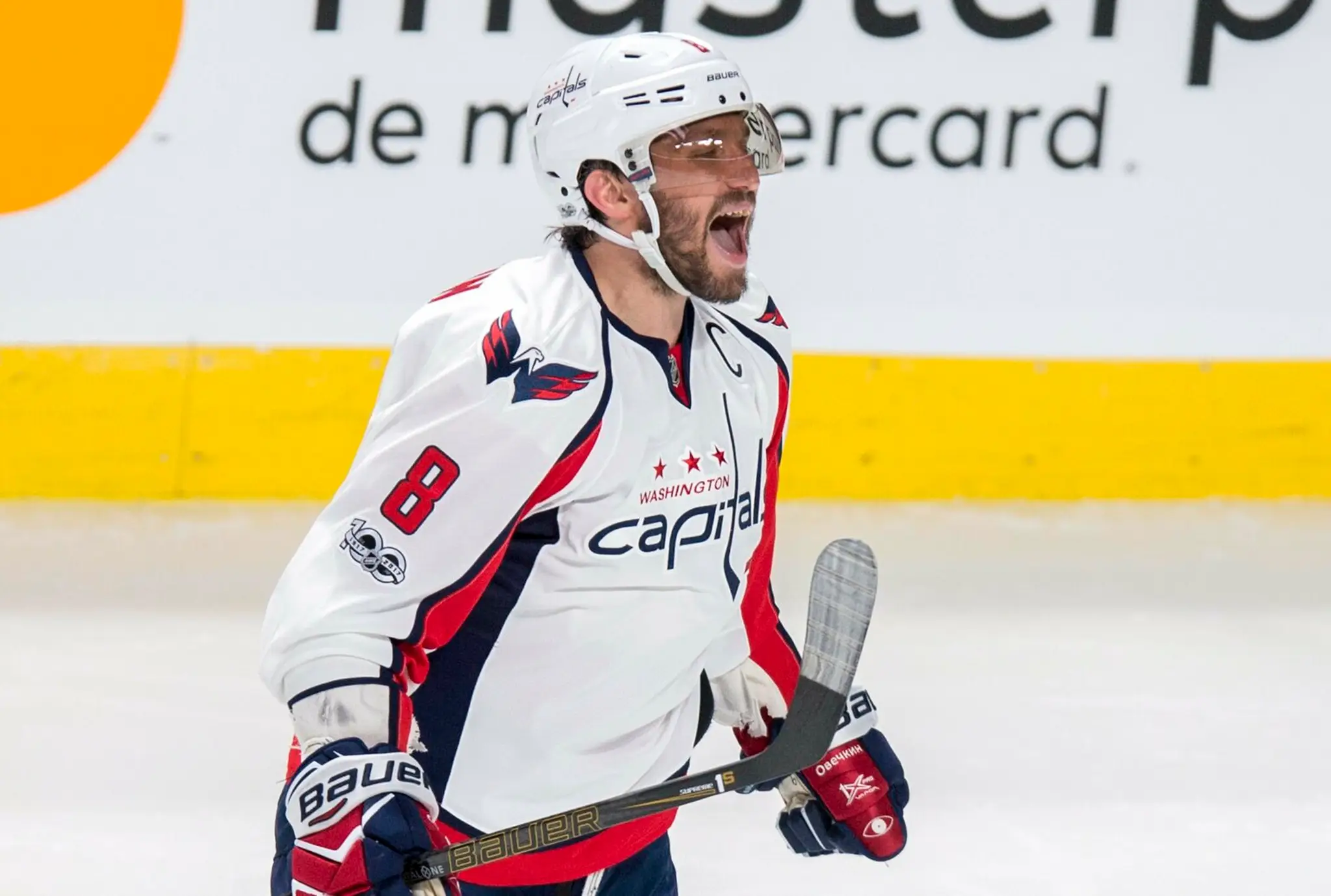 Alexander Ovečkin oslavuje svoj gólo do siete Montreal Canadiens.