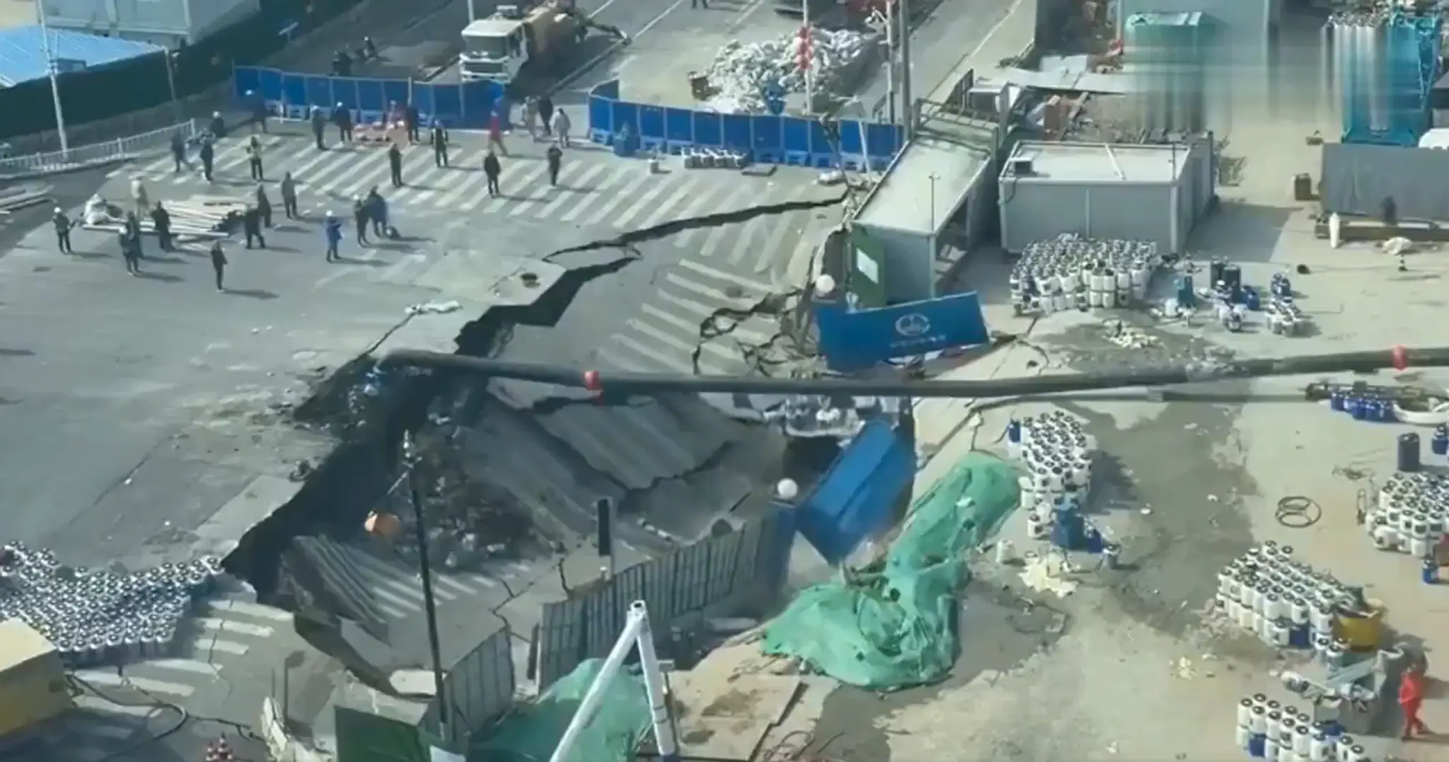 V Šanghaji sa prepadla cesta počas stavby metra