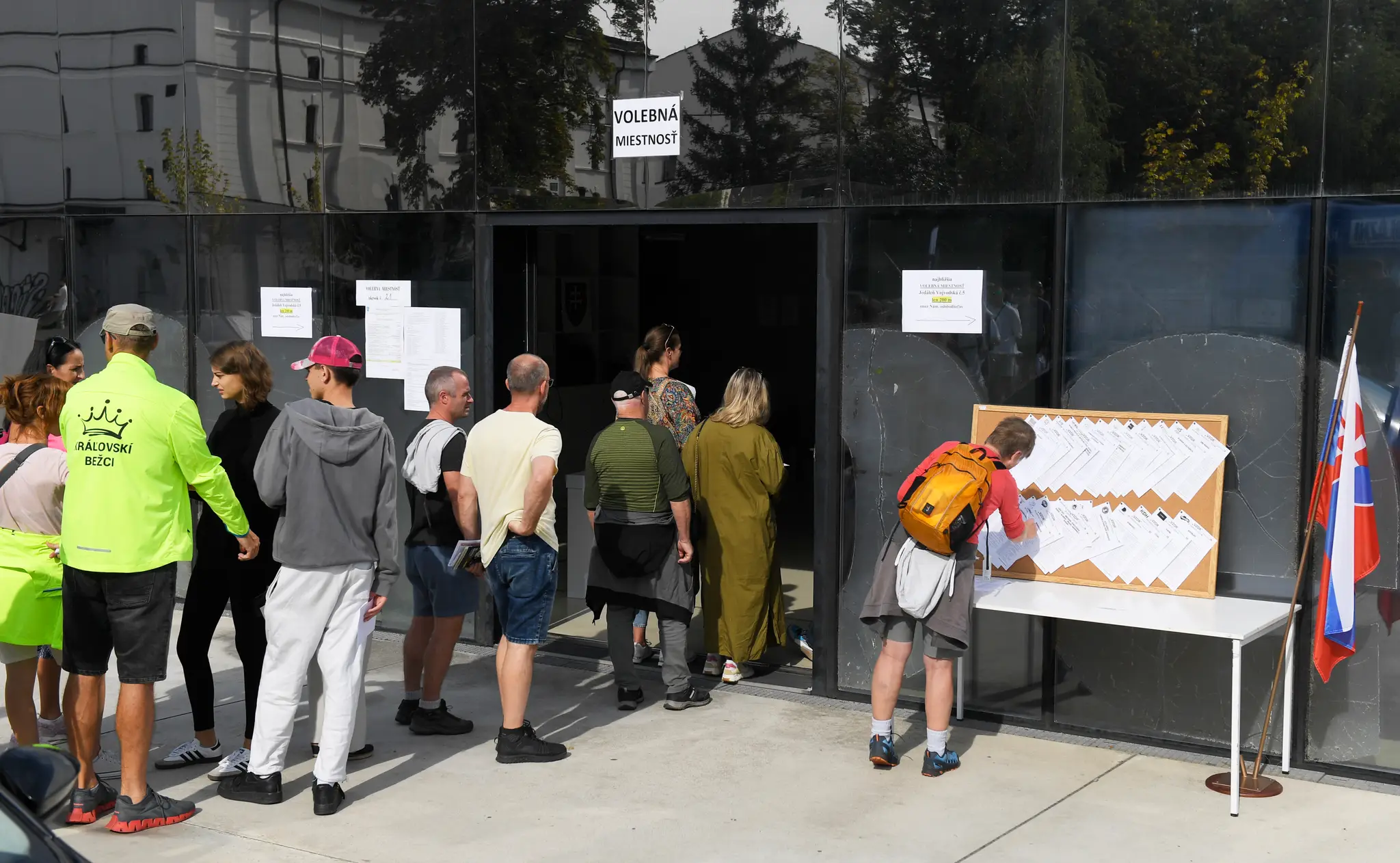 Maratónski bežci po registrácii na MMM čakajú v rade pred volebnou miestnosťou v Kulturparku v Košiciach.